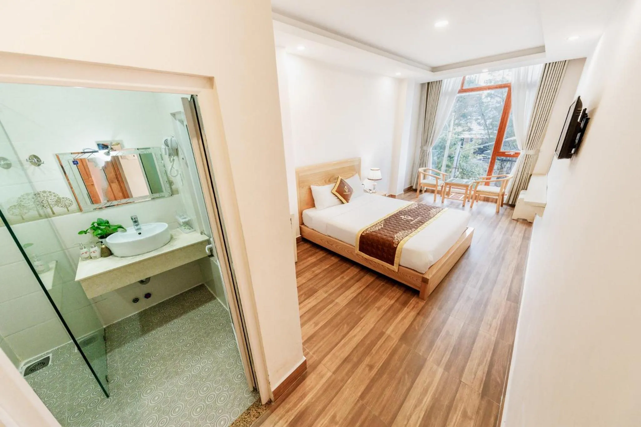 Photo of the whole room, Bed in Golden Bee Hotel