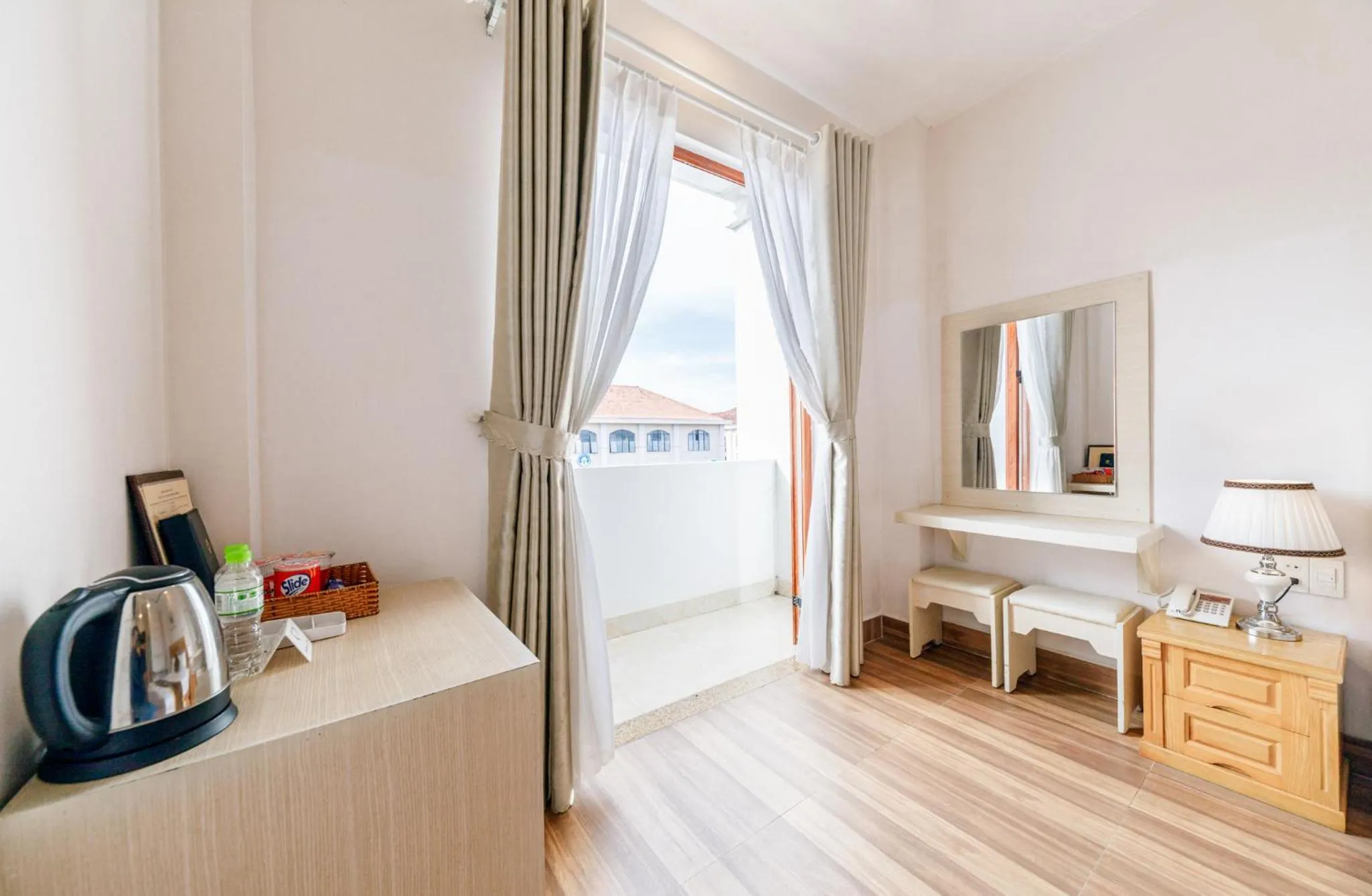 Balcony/Terrace, Bed in Golden Bee Hotel