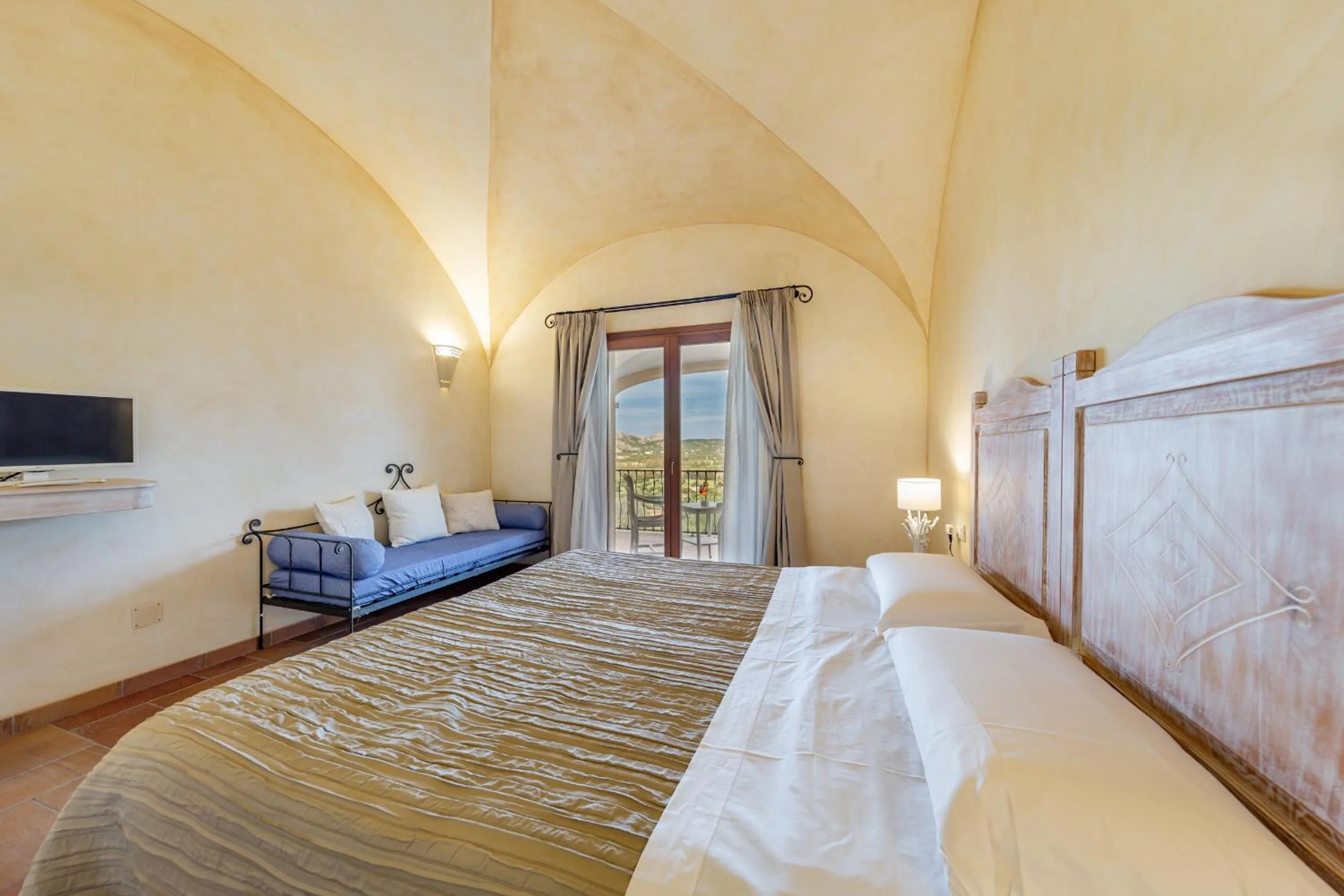 Bedroom, Bed in Moma Hotel Cannigione