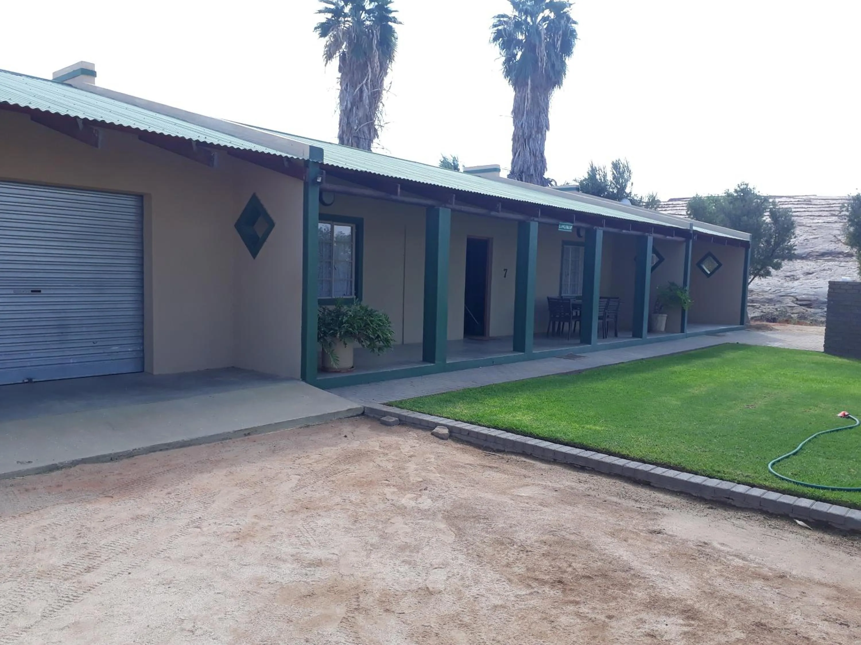 Three-Bedroom Villa in Augrabies De Oude Stoor Guesthouse