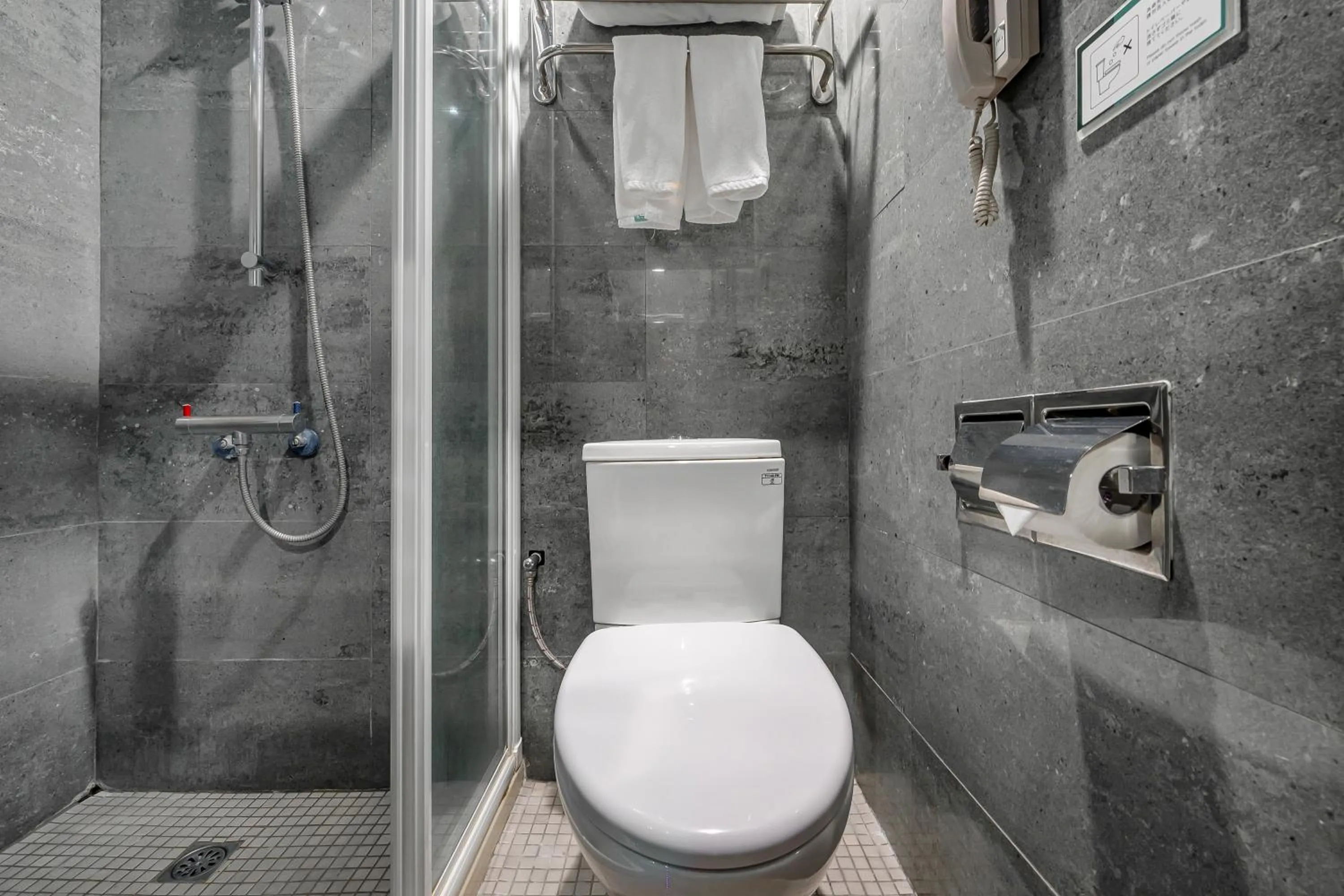 Shower in CHECK inn Express Taichung Fengchia