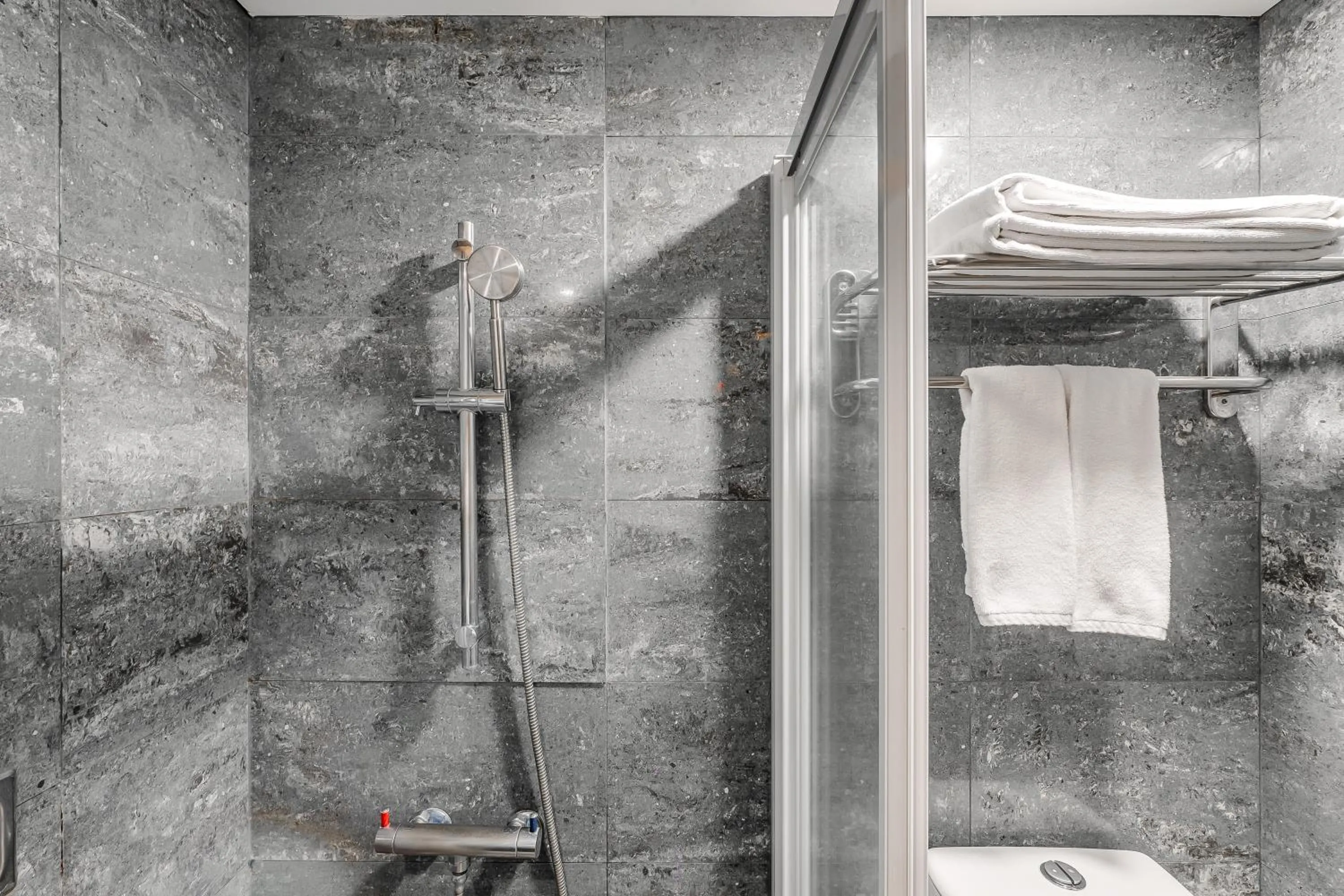 Shower in CHECK inn Express Taichung Fengchia