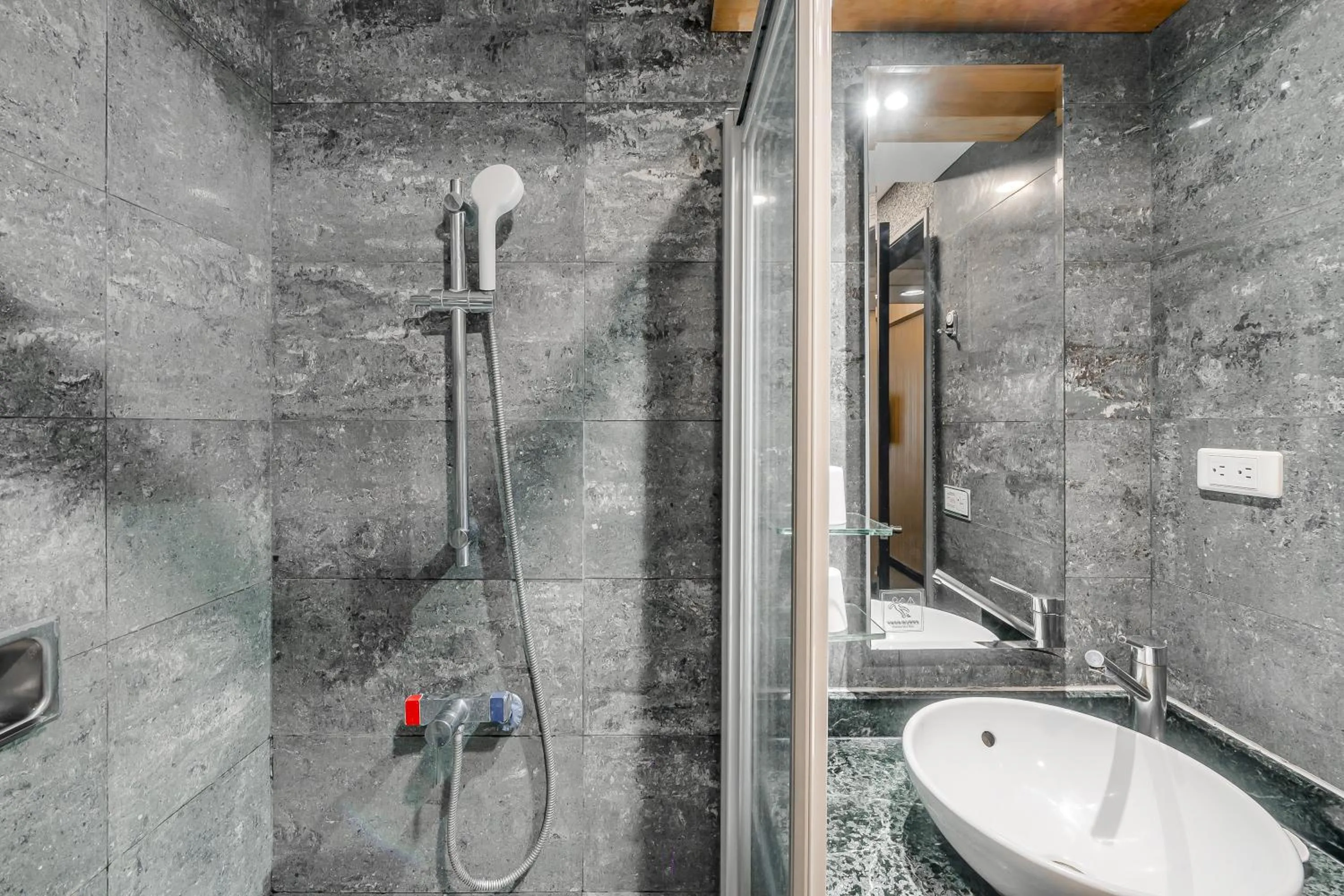 Shower in CHECK inn Express Taichung Fengchia