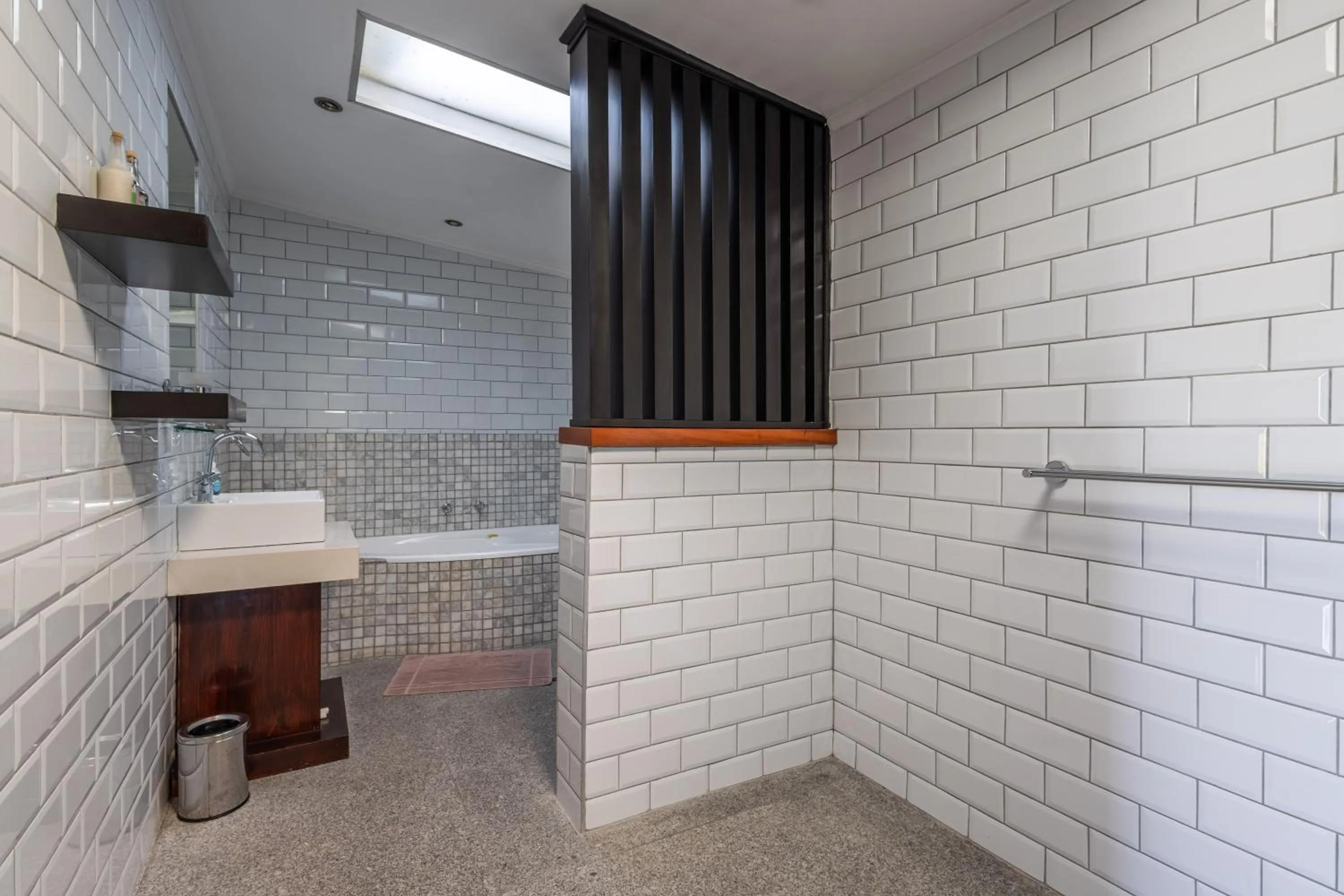 Shower in Hog Hollow Country Lodge