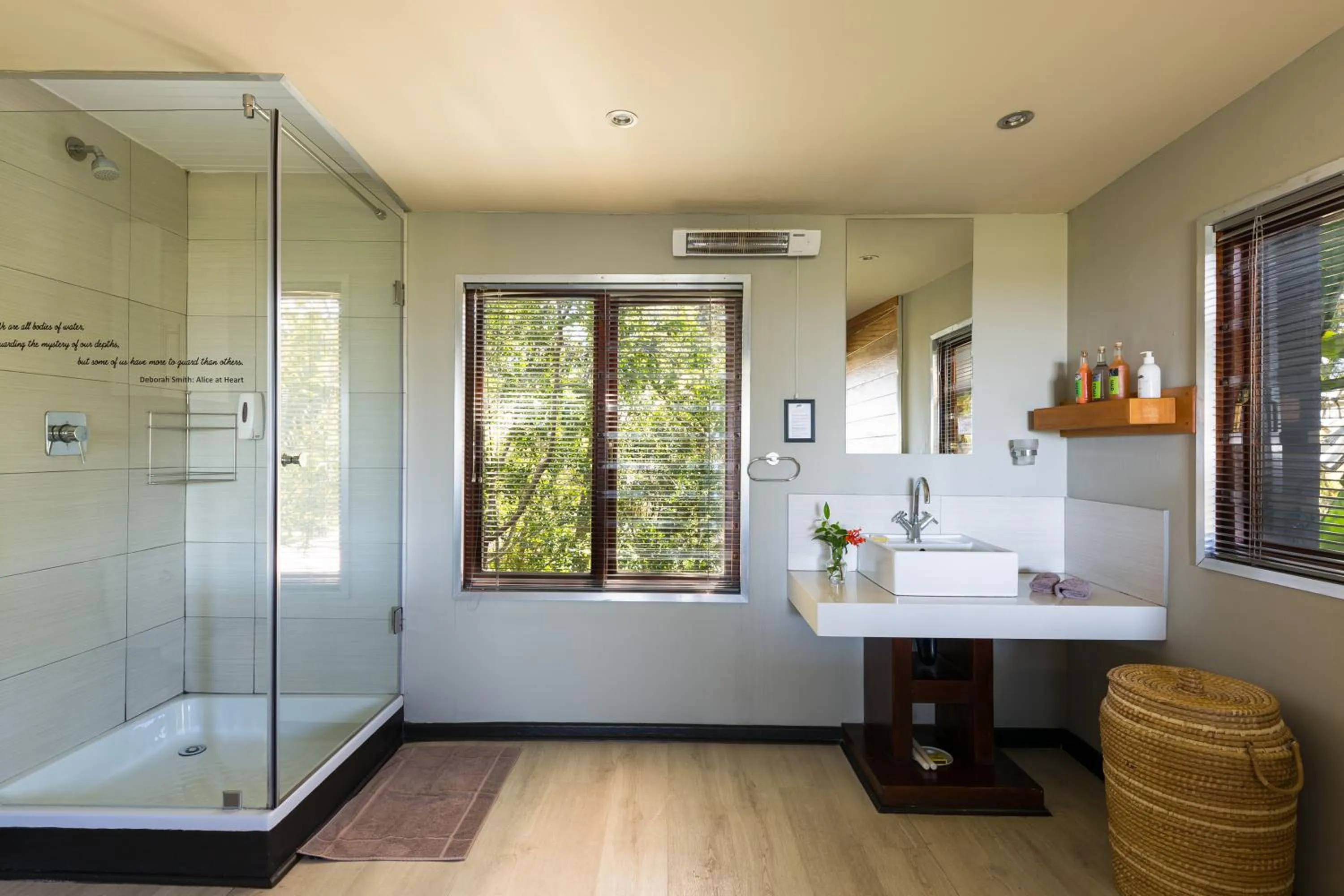 Bathroom in Hog Hollow Country Lodge