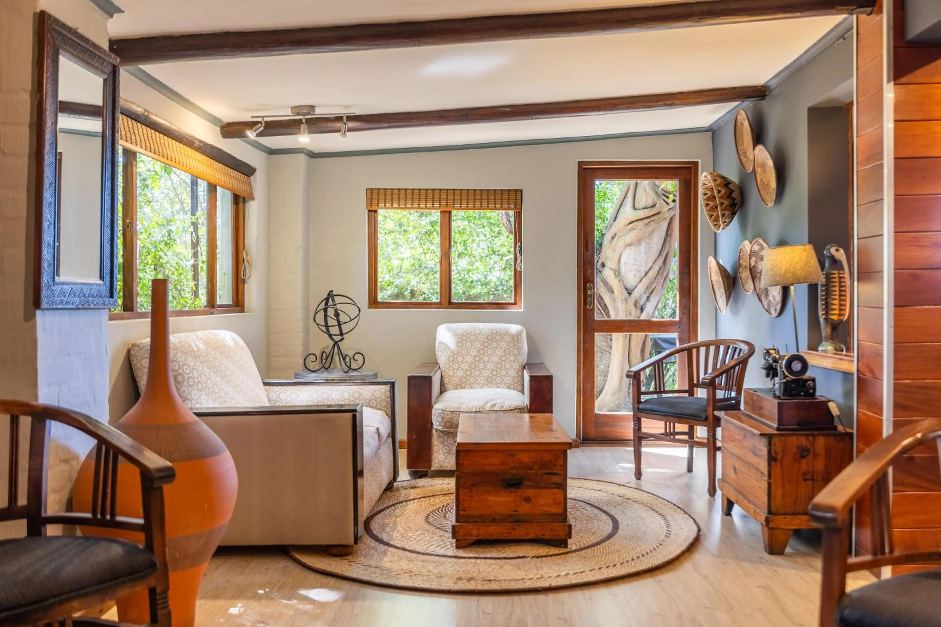 Living room in Hog Hollow Country Lodge