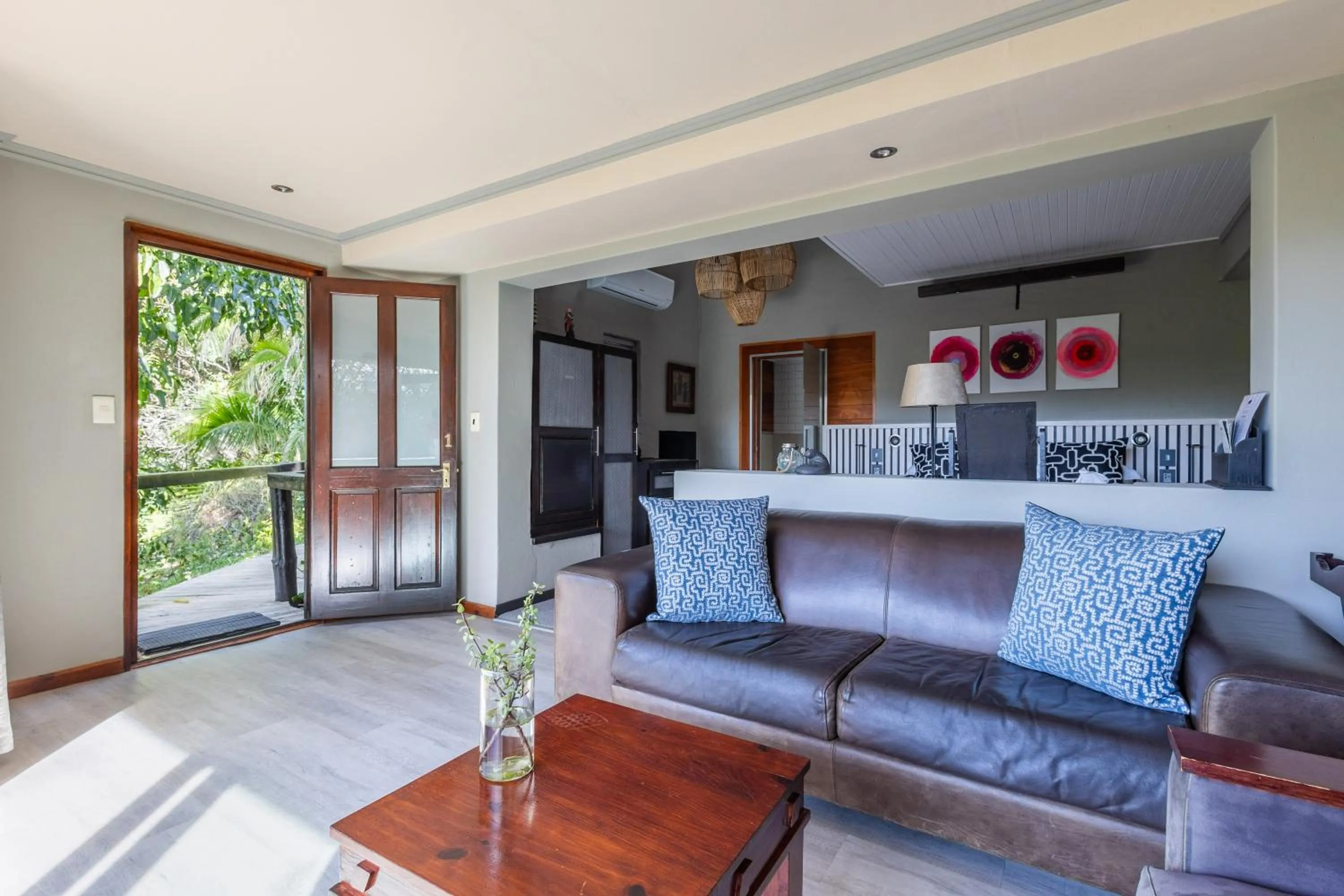 Living room in Hog Hollow Country Lodge