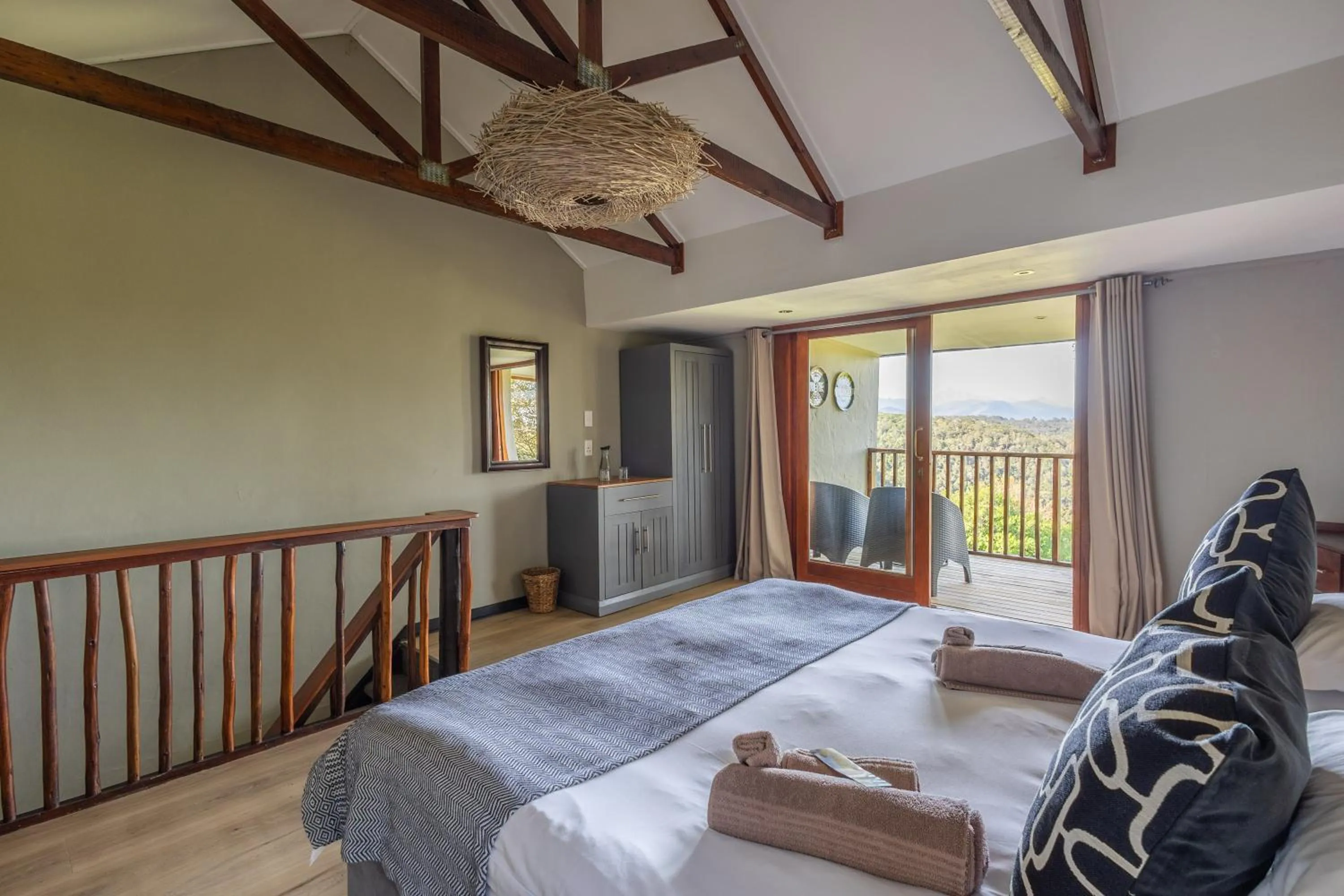 Bed in Hog Hollow Country Lodge