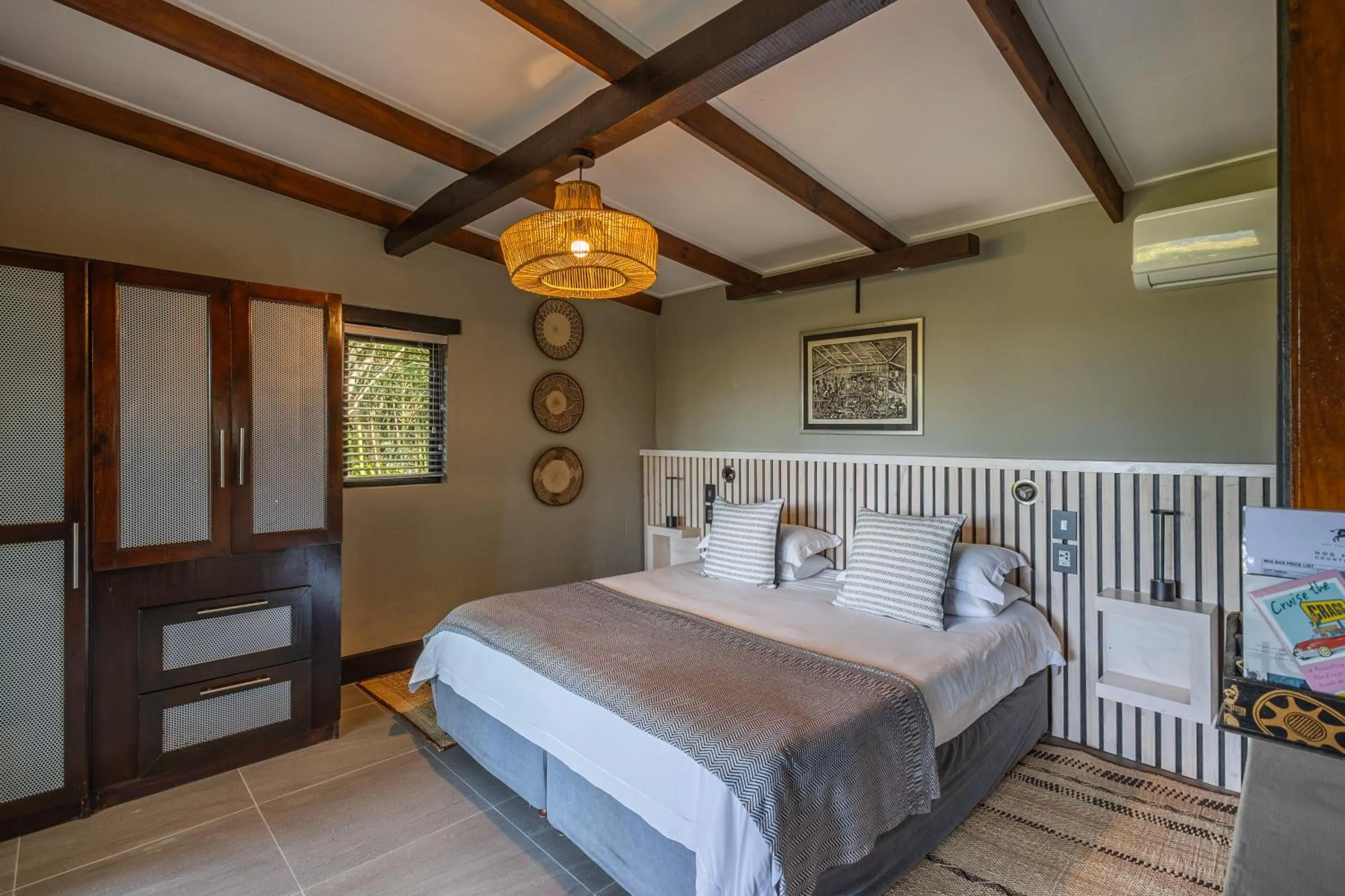 Bed in Hog Hollow Country Lodge