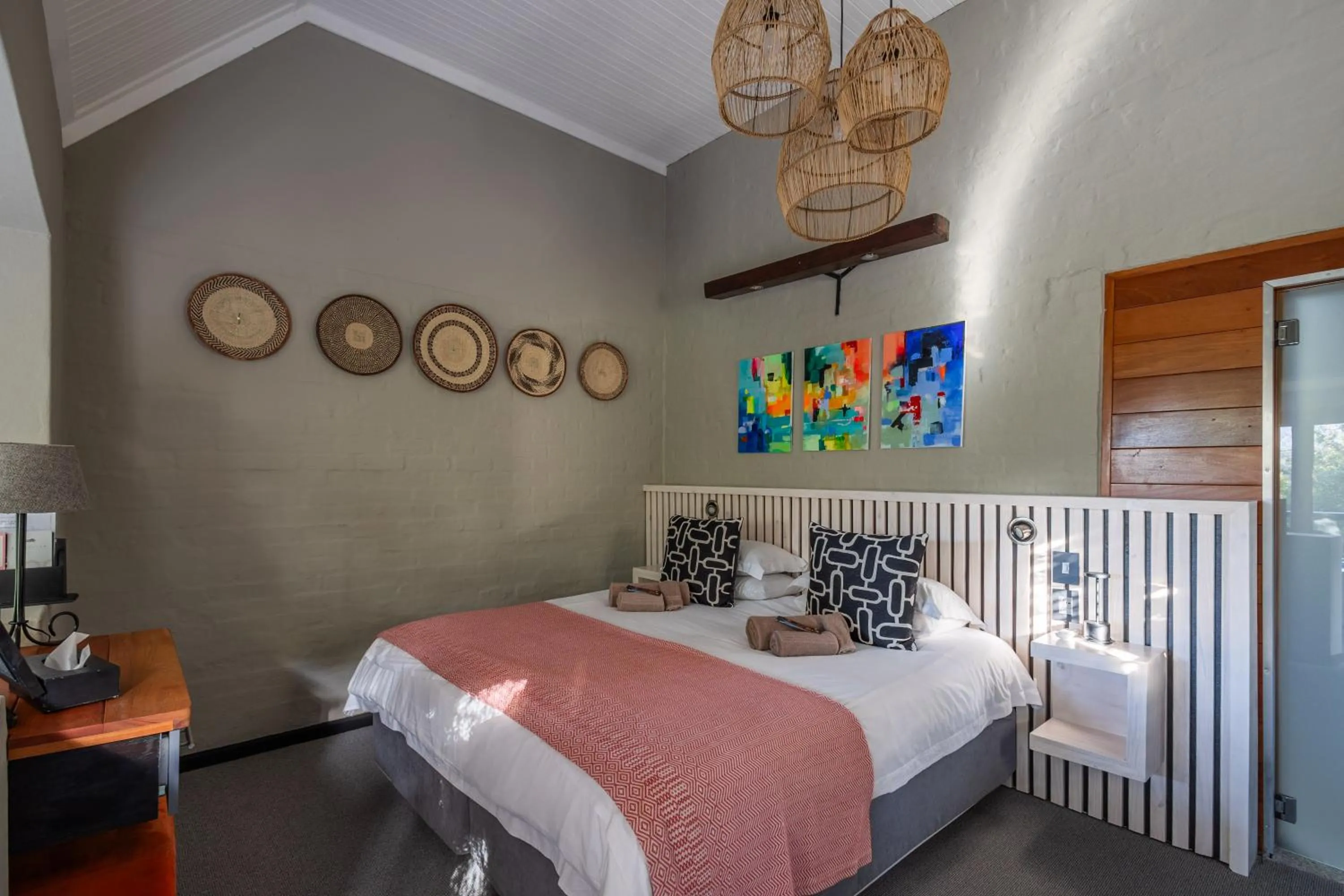 Bed in Hog Hollow Country Lodge