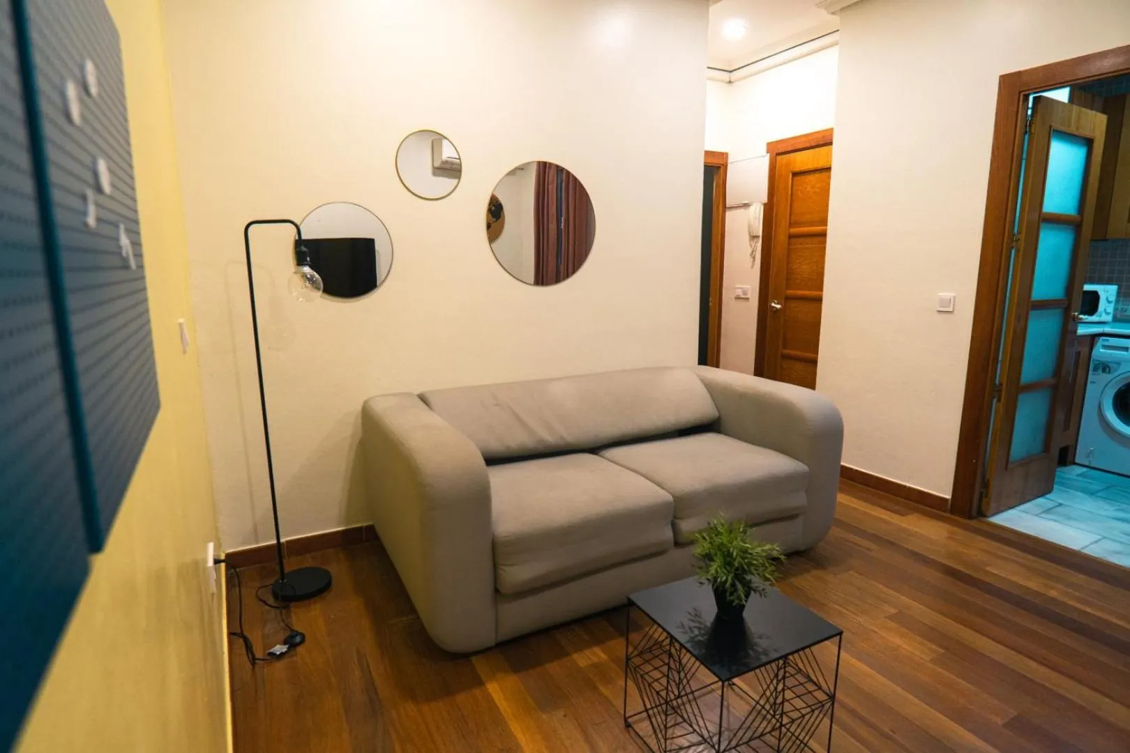 Seating area in Smartr Madrid La Latina