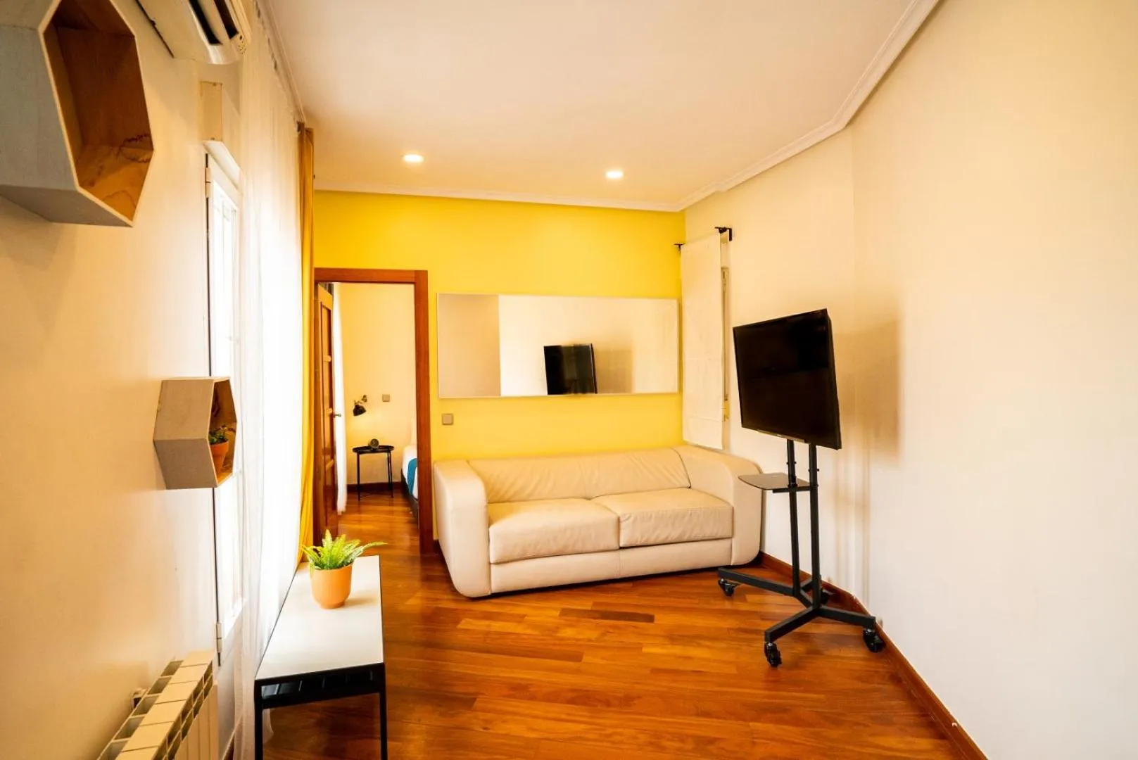 TV and multimedia in Smartr Madrid La Latina