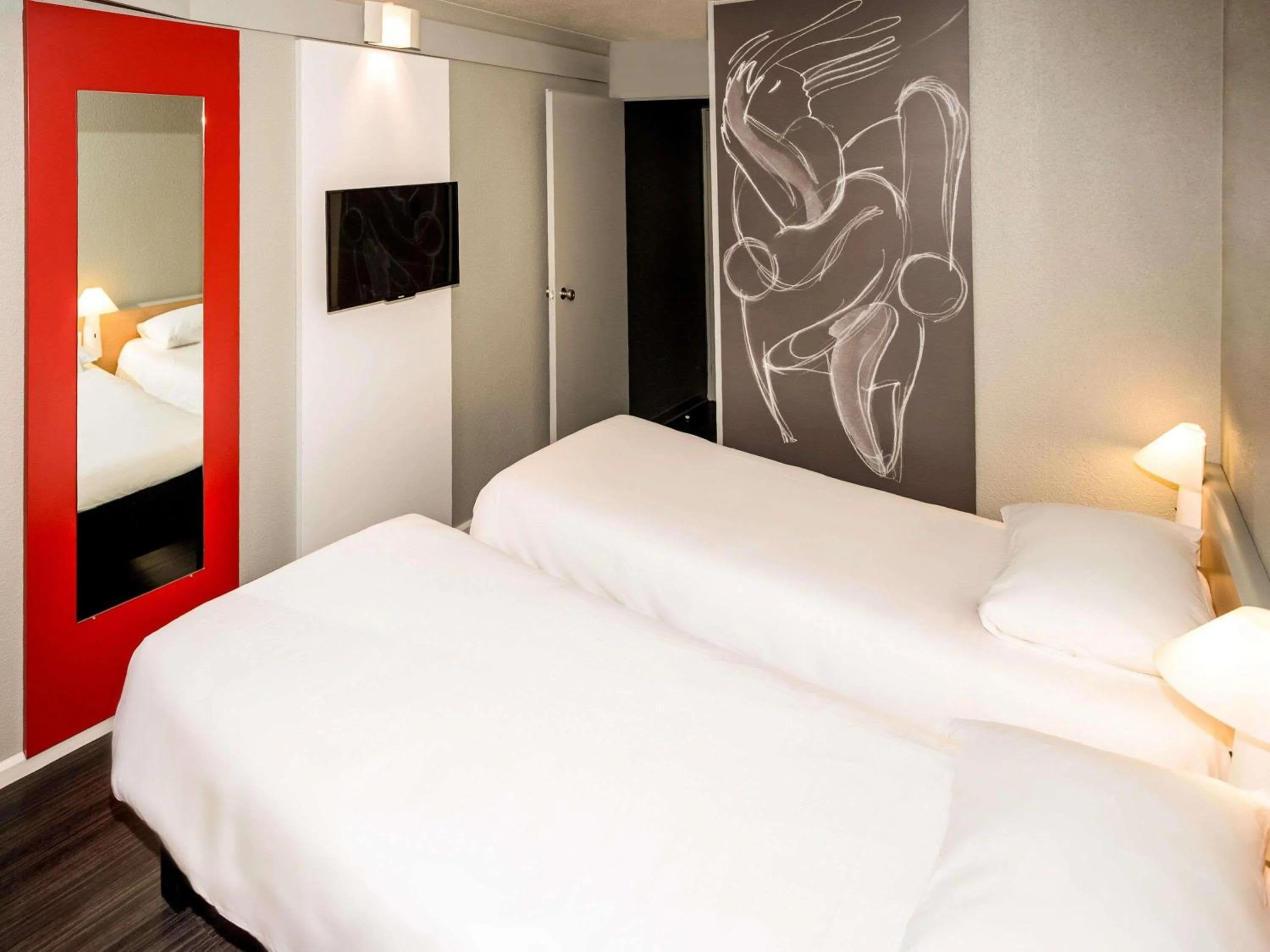 Bedroom, Bed in ibis Nîmes Ouest - A9
