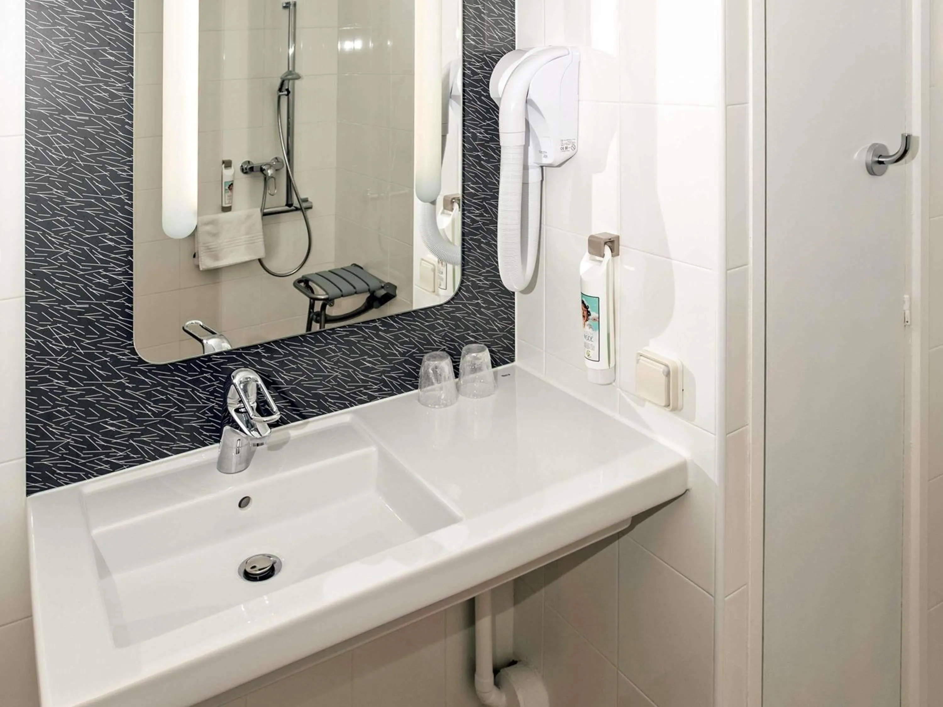 Bedroom in ibis Nîmes Ouest - A9