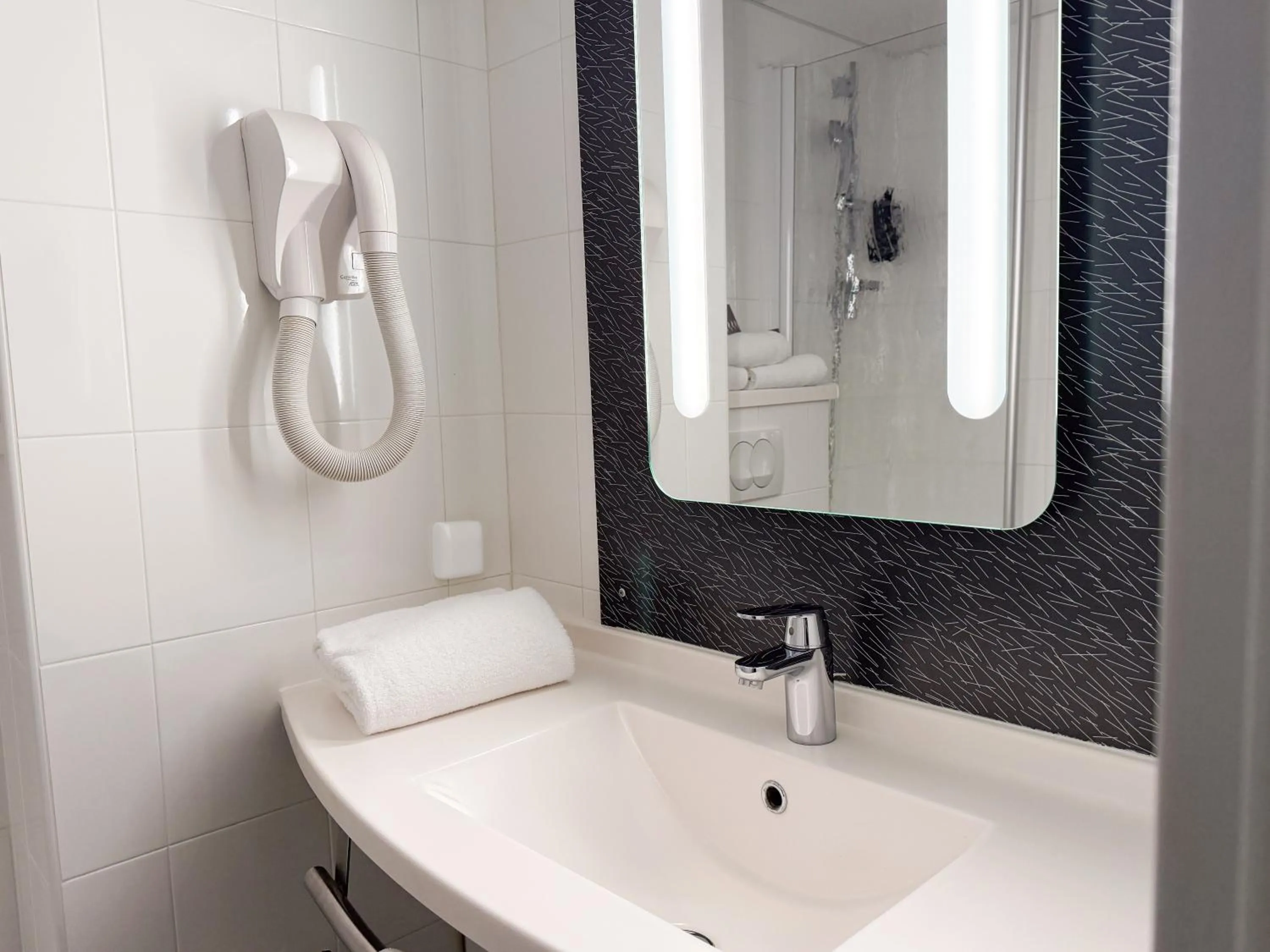 Bathroom in ibis Nîmes Ouest - A9