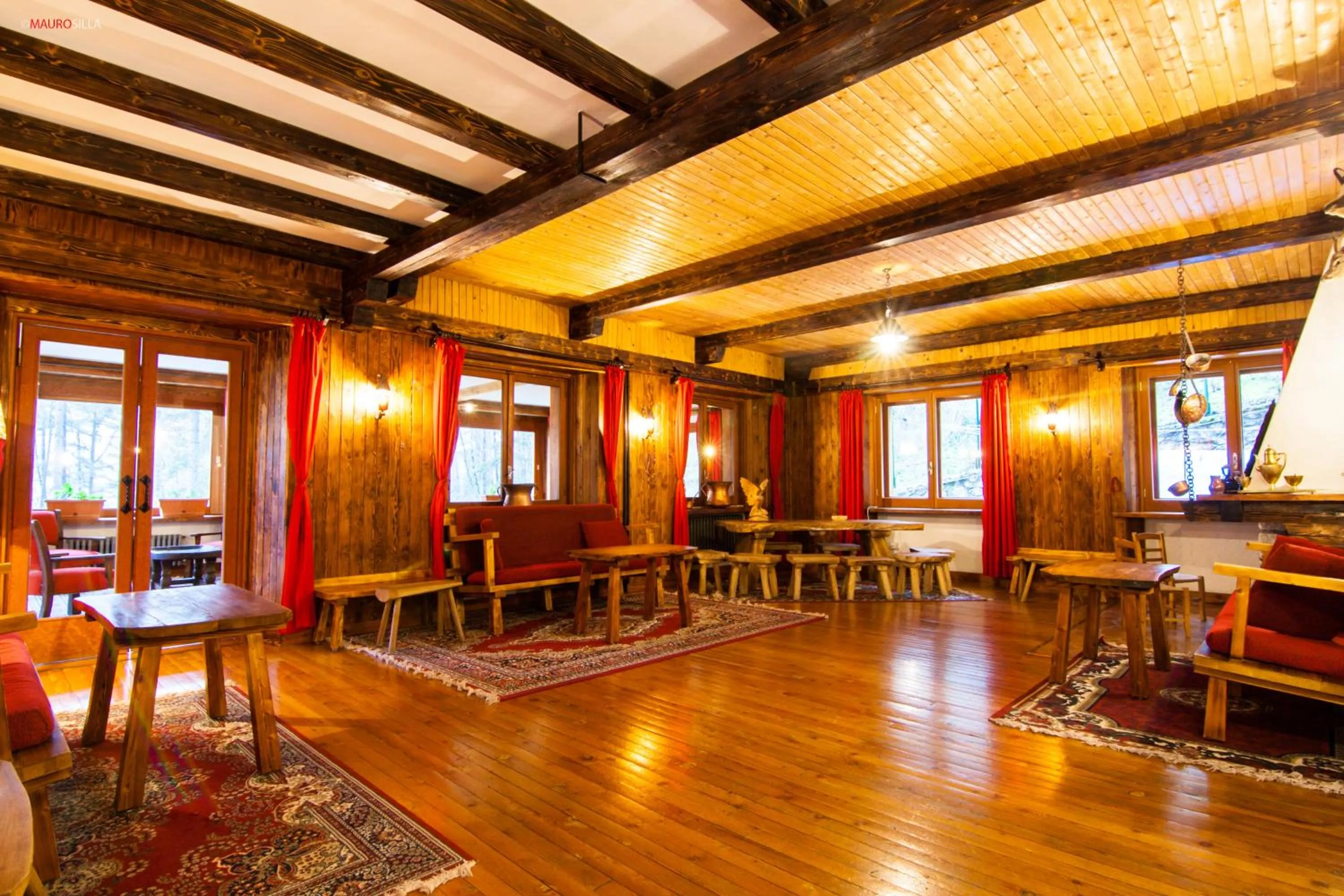 Communal lounge/ TV room in Hotel Garnì Mille Pini