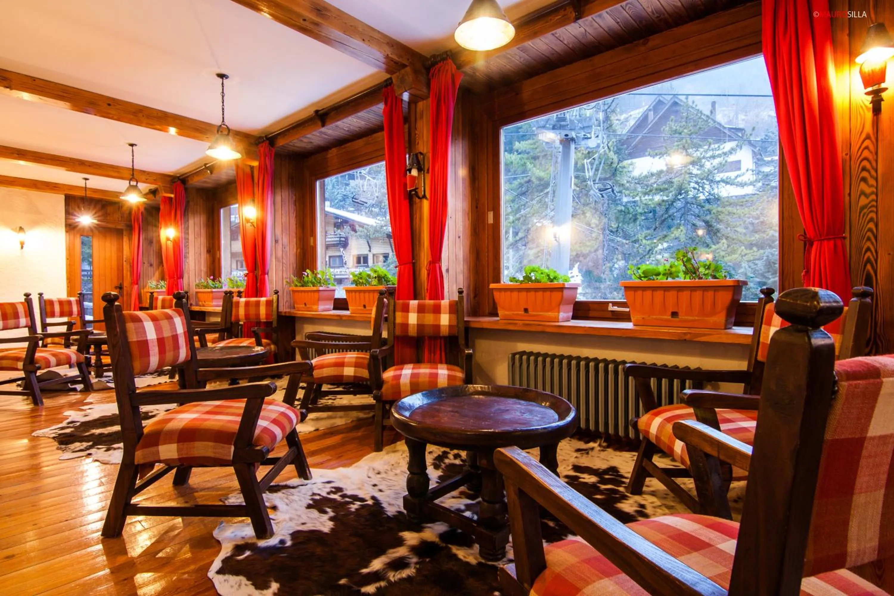 Communal lounge/ TV room in Hotel Garnì Mille Pini