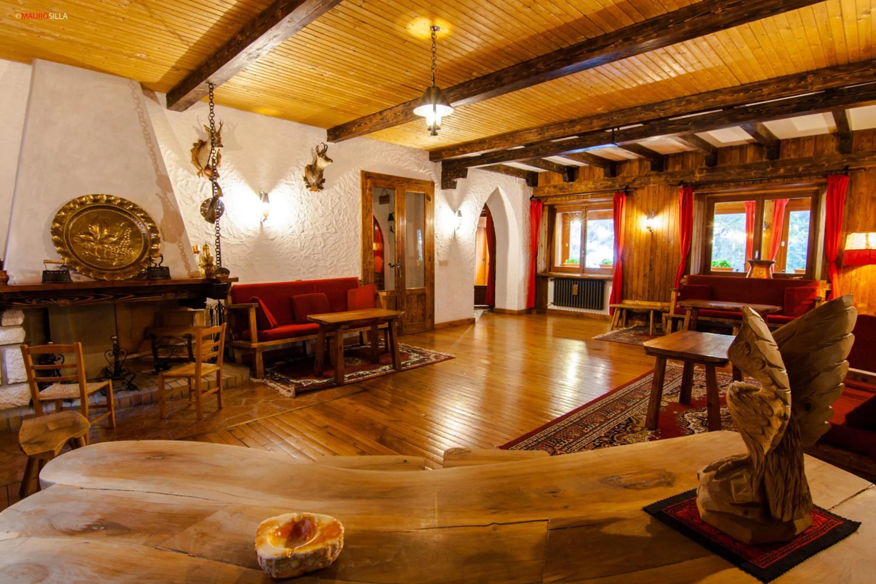 Communal lounge/ TV room in Hotel Garnì Mille Pini