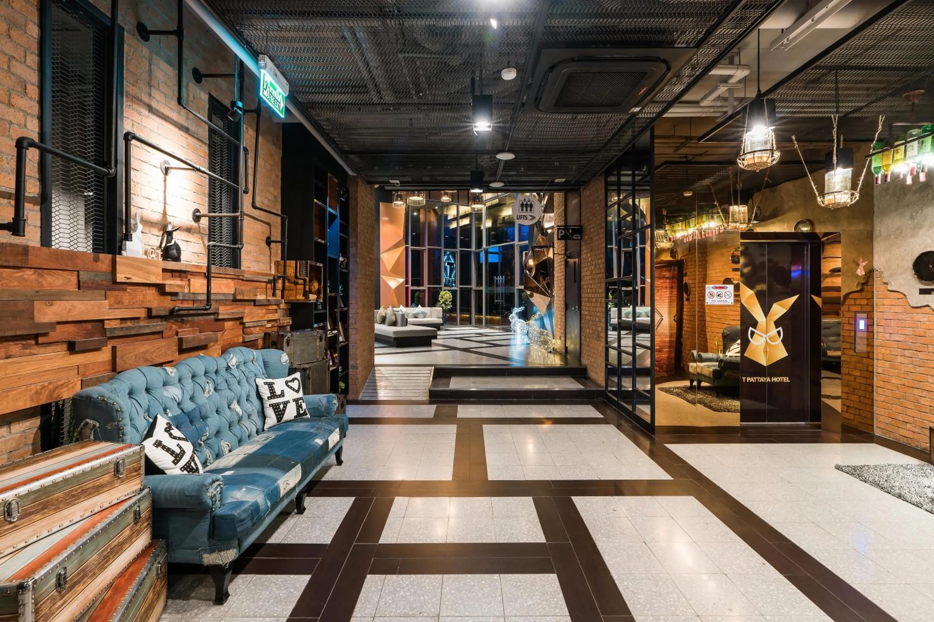 Lobby or reception in SureStay Plus by Best Western T Pattaya