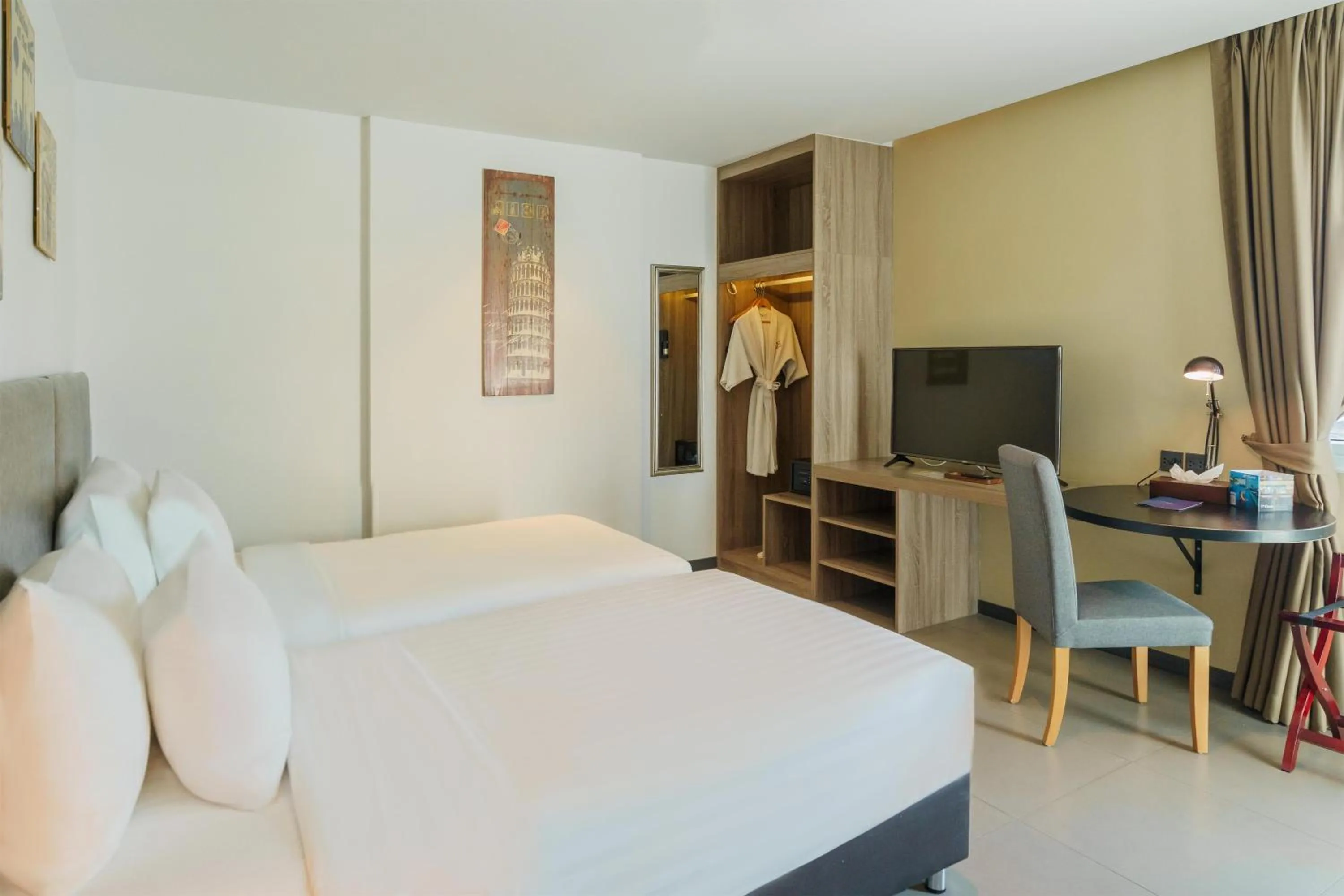 Bedroom, Bed in SureStay Plus by Best Western T Pattaya