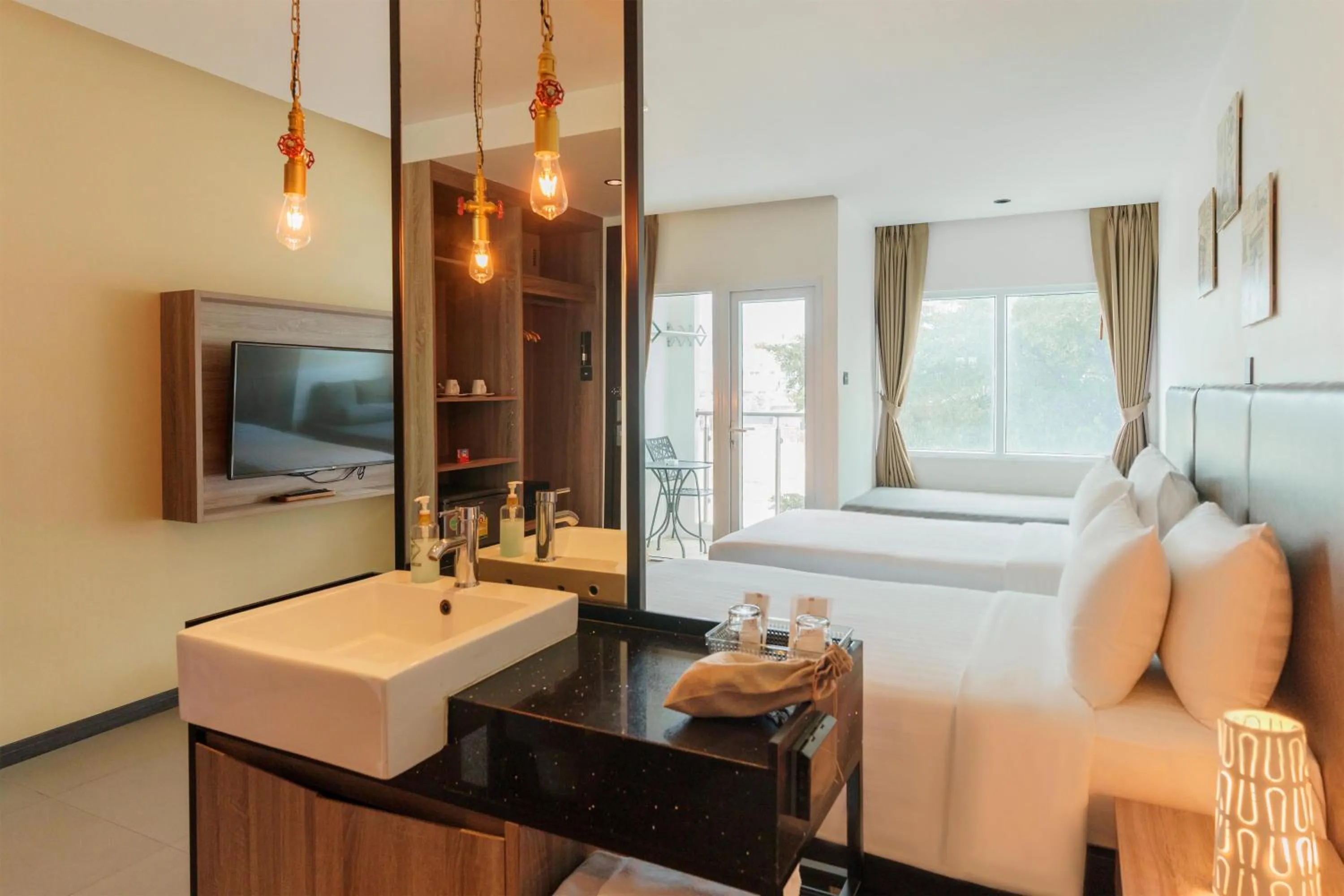 Bedroom, Bed in SureStay Plus by Best Western T Pattaya