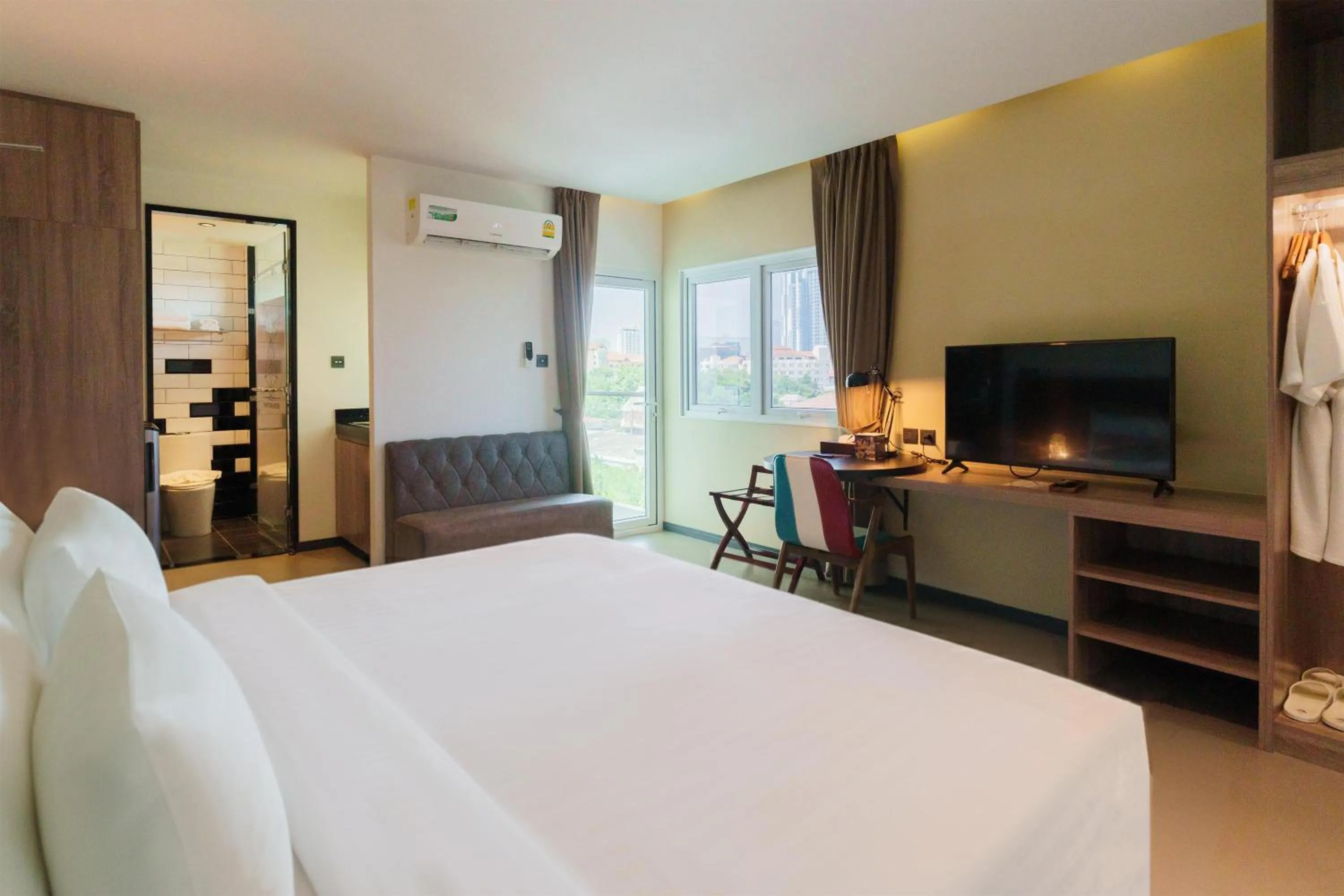 Bedroom, Bed in SureStay Plus by Best Western T Pattaya