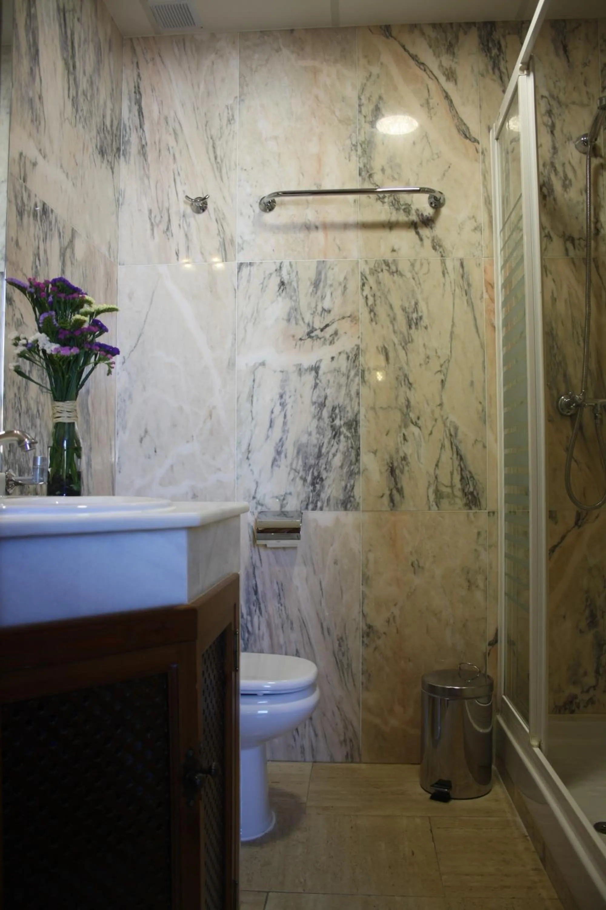 Shower in La Colegiata De Ronda