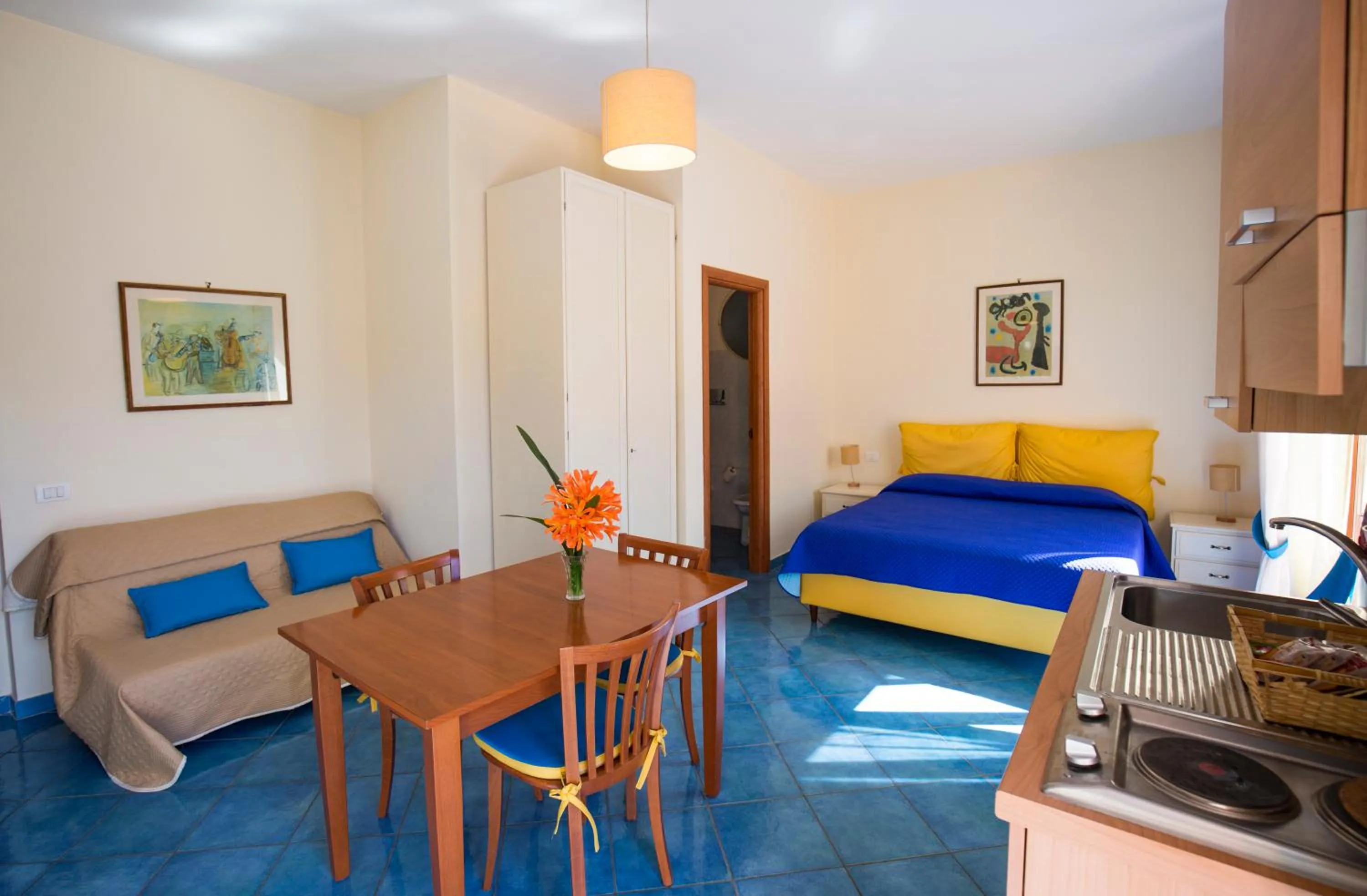 Bathroom, Bed in Villa Rosa Sorrento