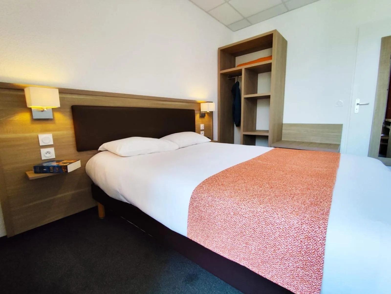 Photo of the whole room, Bed in Hôtel Hélianthe