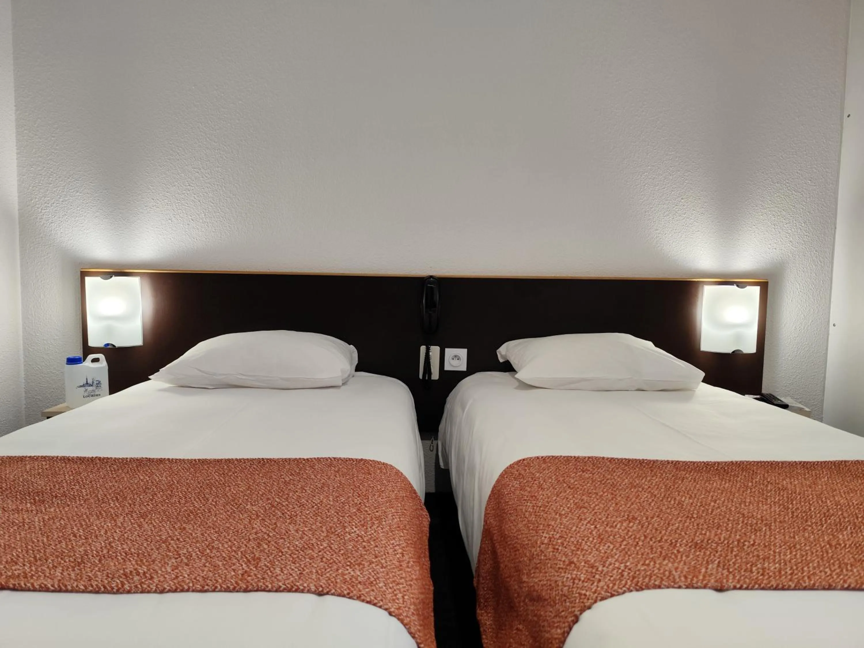 Photo of the whole room, Bed in Hôtel Hélianthe