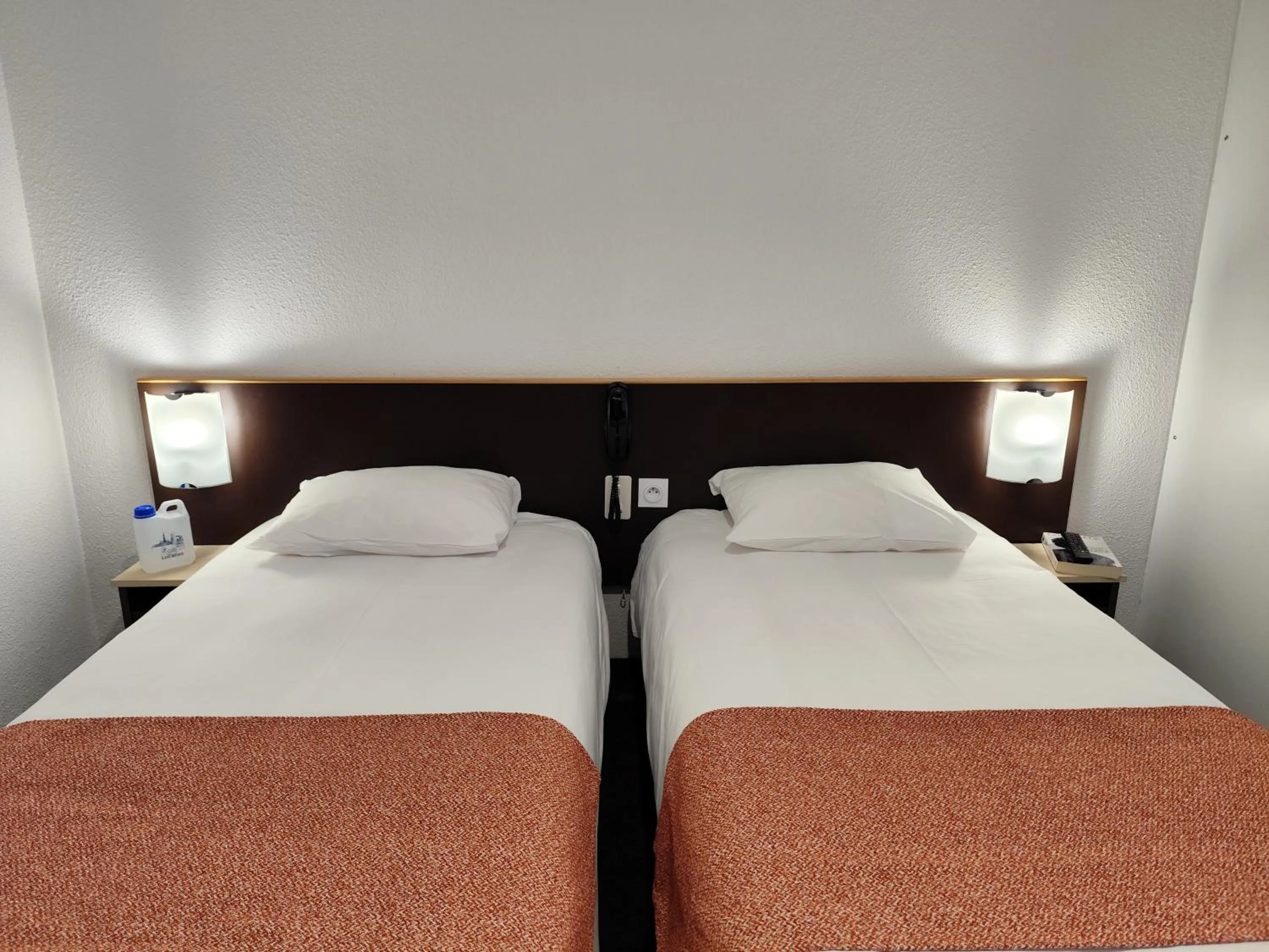 Photo of the whole room, Bed in Hôtel Hélianthe