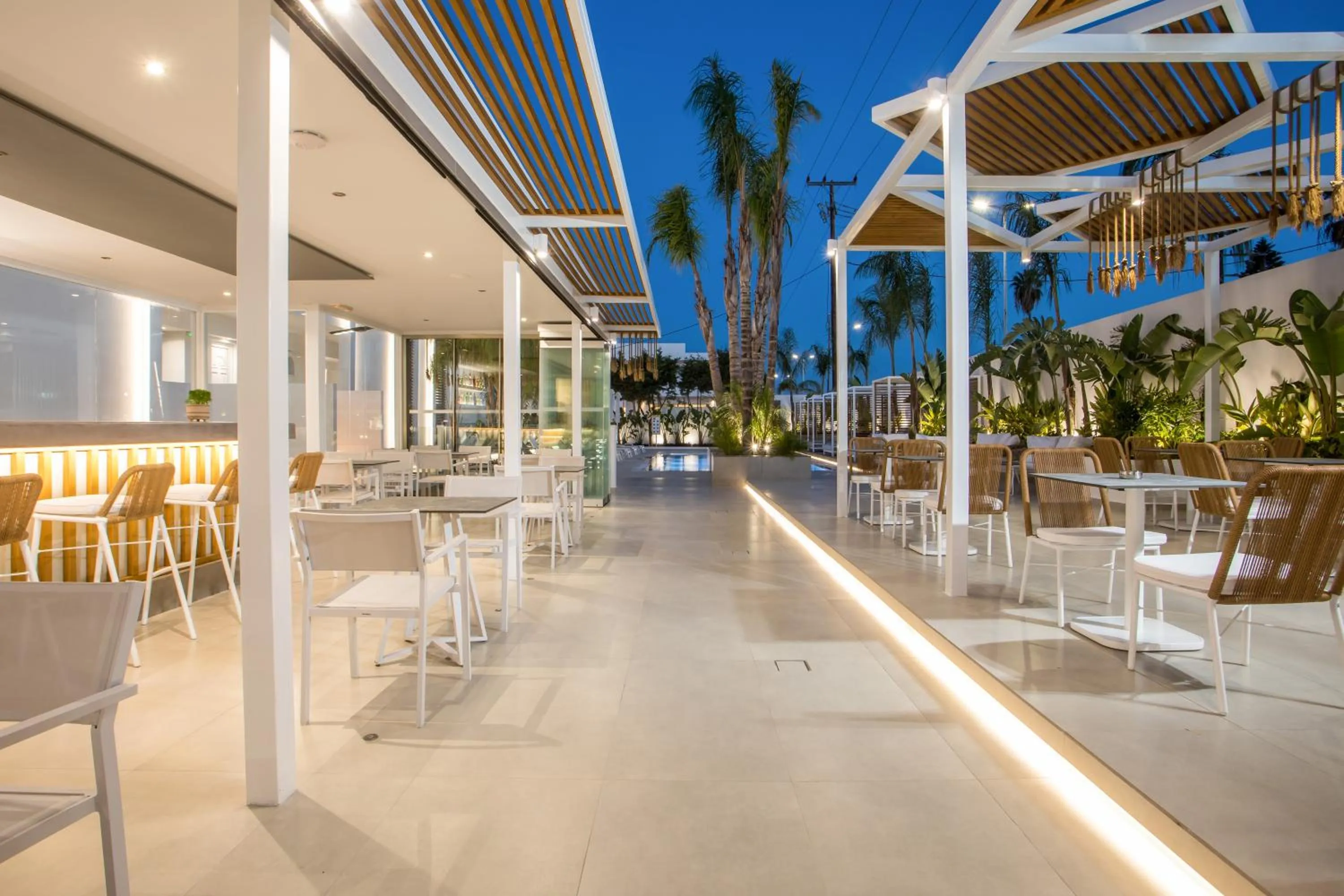 Night in CasaStavris - Aparts & Pool Suites