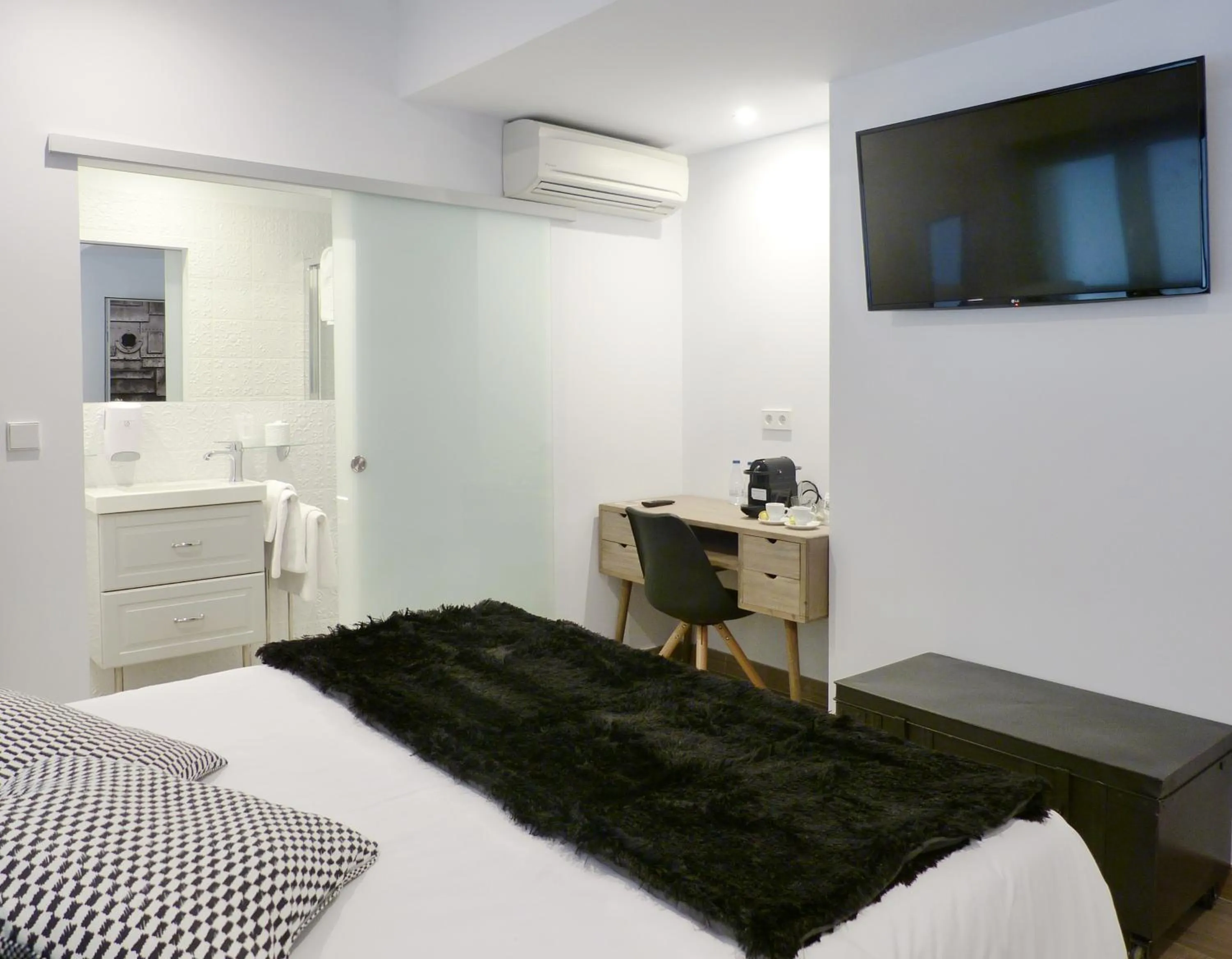 Photo of the whole room, Bed in Pensión Lo Bilbao