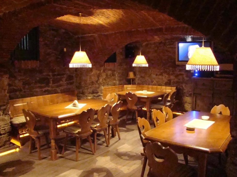 Restaurant/places to eat in Hotel Clasic