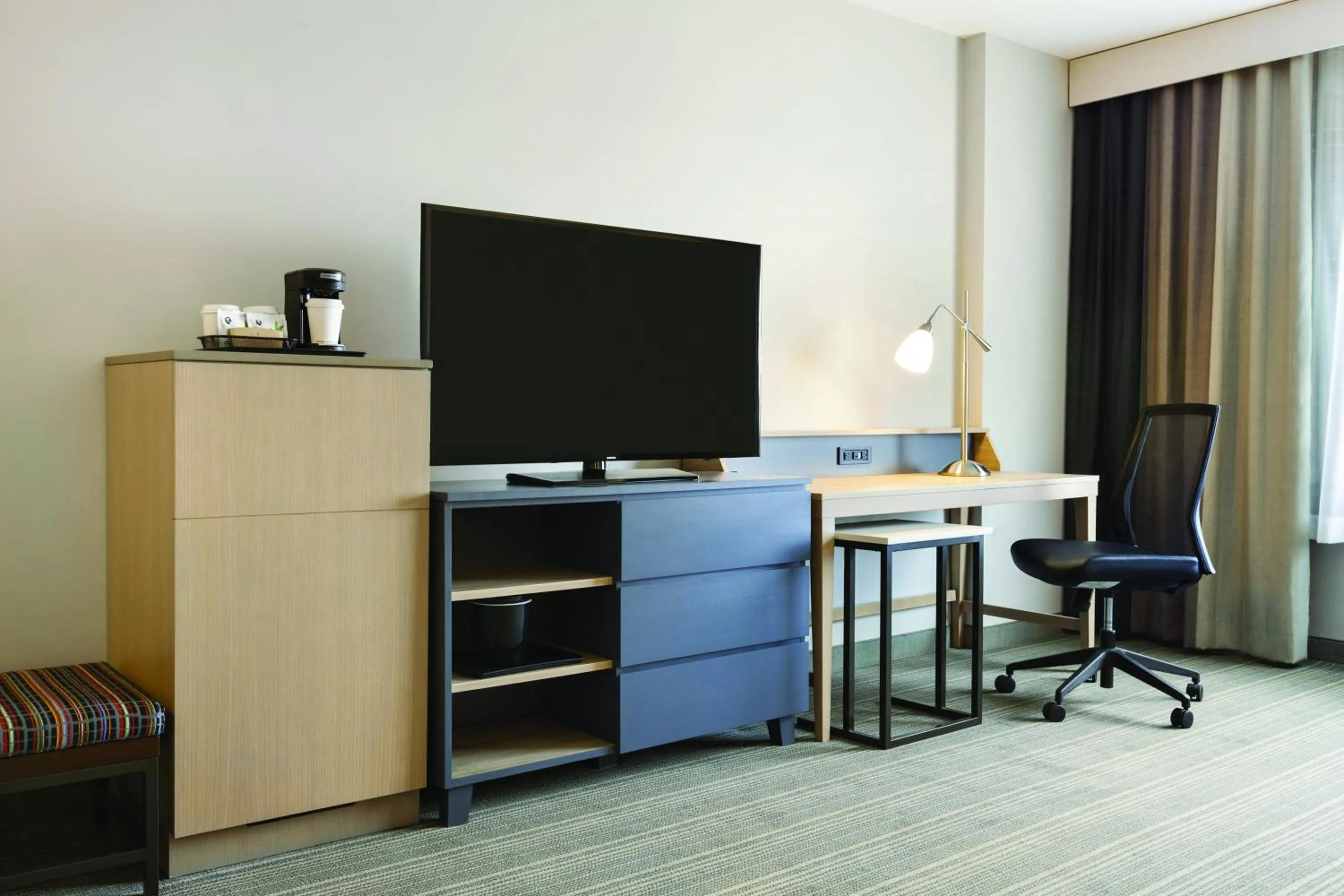 TV and multimedia in Country Inn & Suites by Radisson Ocean City