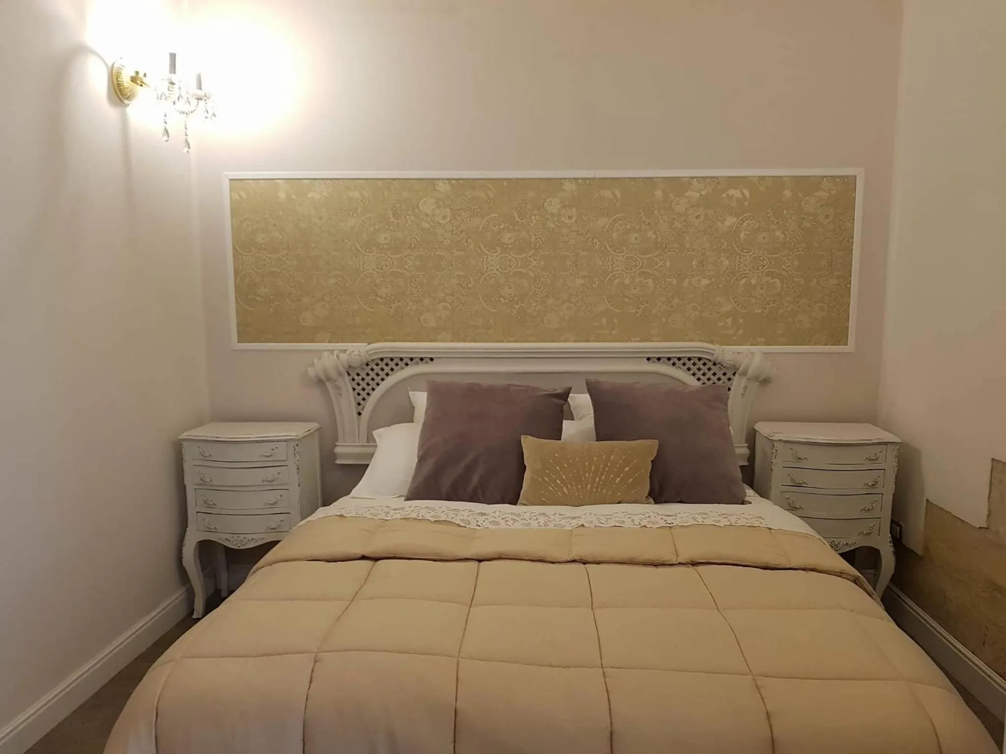 Bedroom, Bed in Leodi