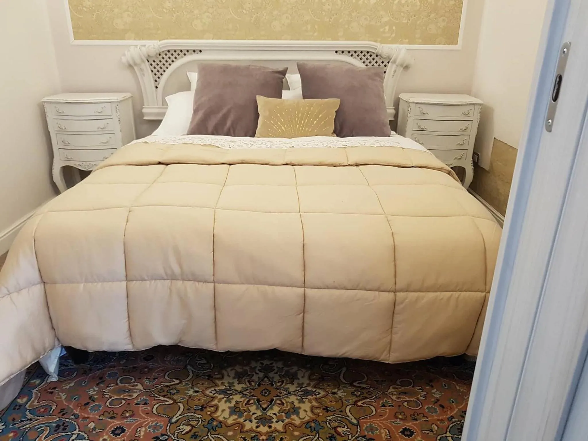 Bedroom, Bed in Leodi