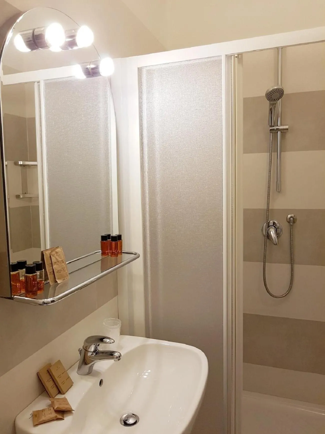 Bathroom in Albergo Degli Amici