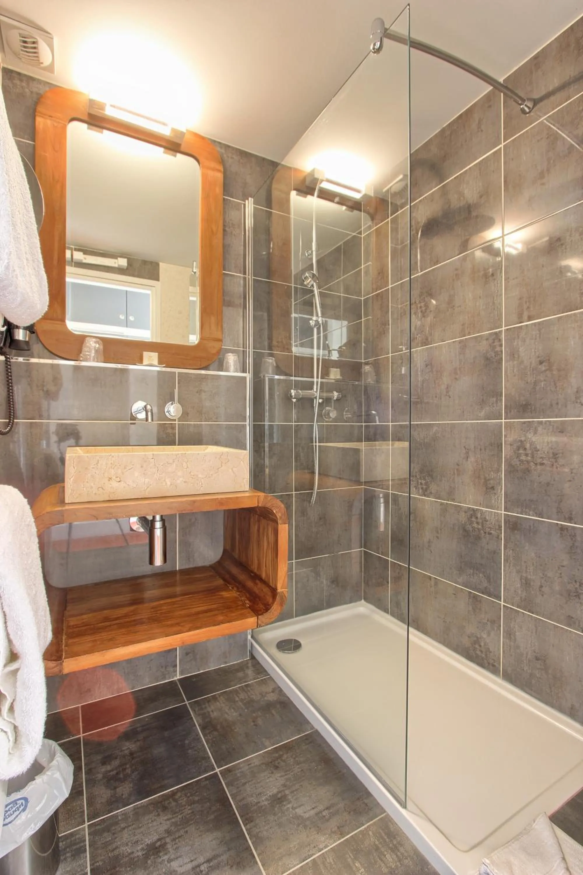 Shower in Logis Hôtel - Le Manoir de Sauvegrain