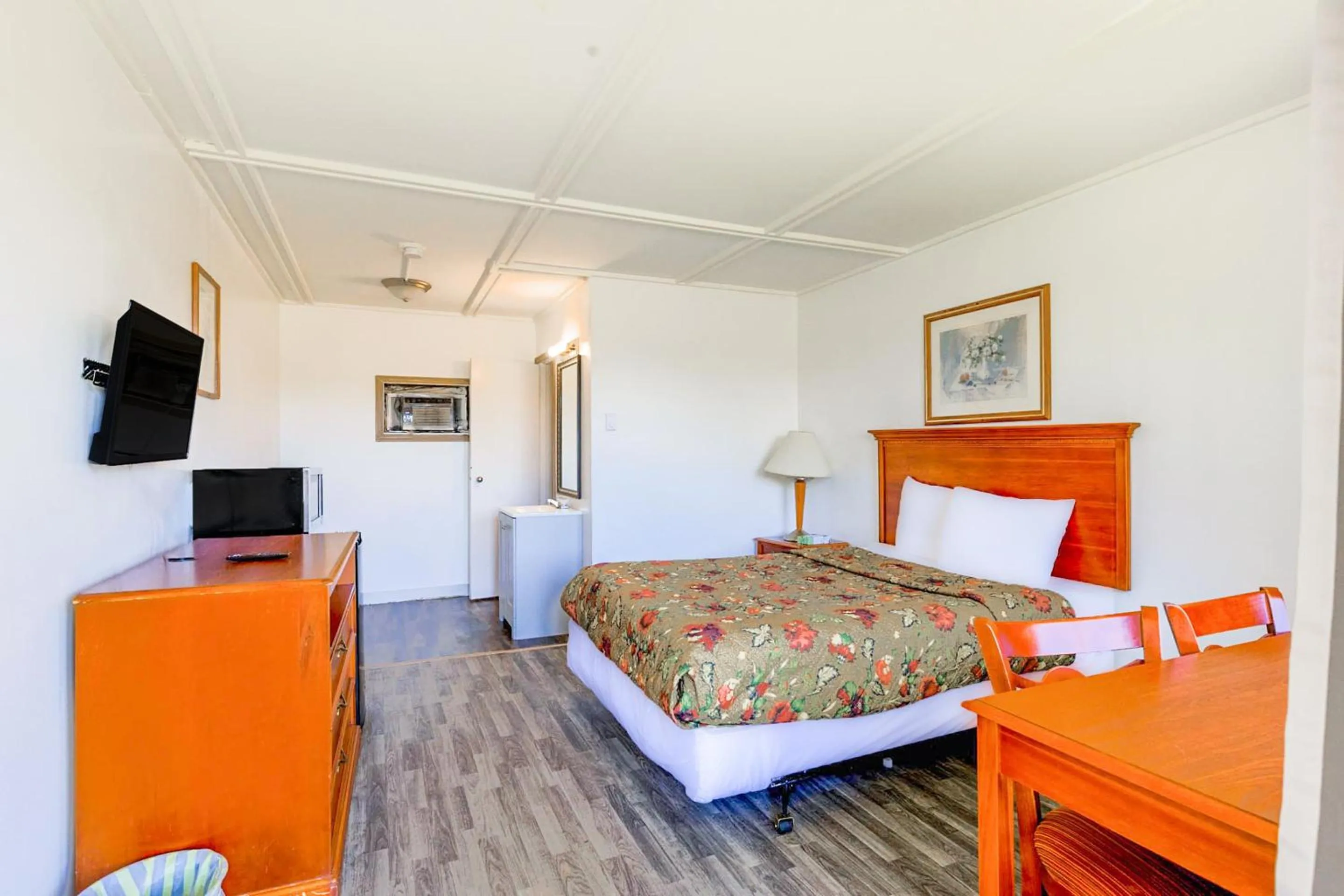 Bedroom, Bed in Country Hearth Inn & Suites By OYO Sturgis