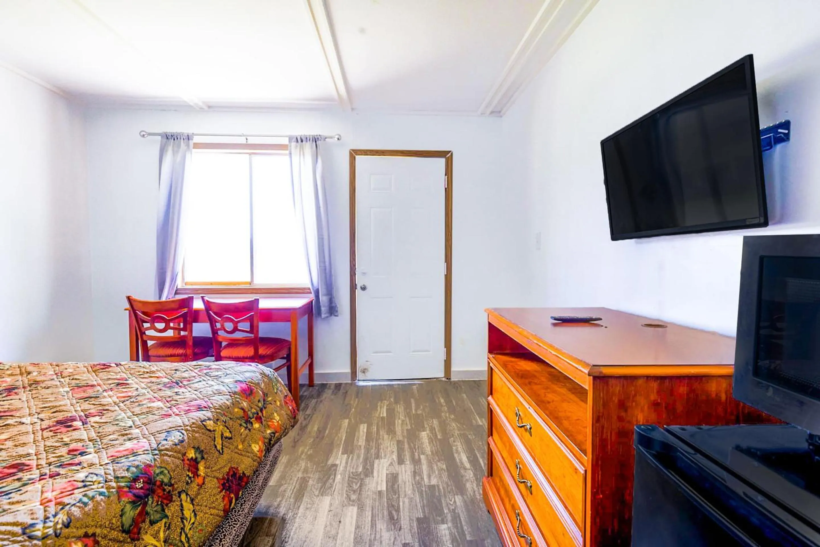 Bedroom, Bed in Country Hearth Inn & Suites By OYO Sturgis