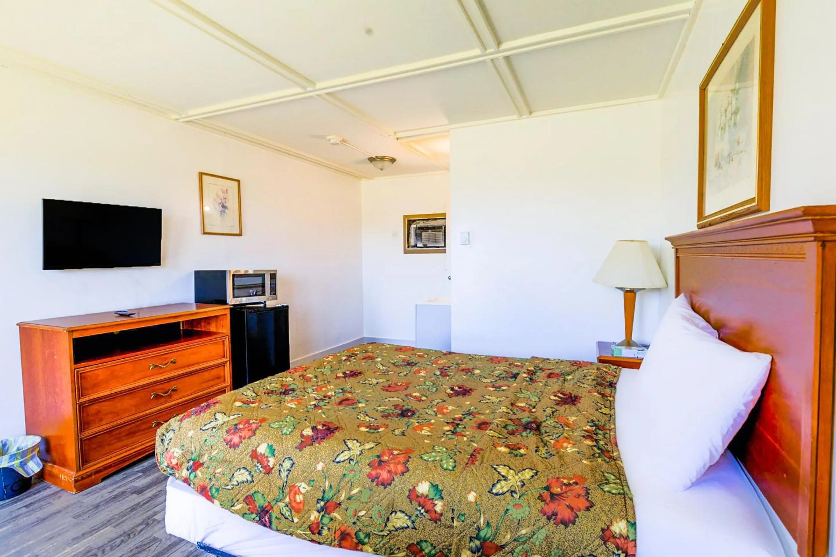 Bedroom, Bed in Country Hearth Inn & Suites By OYO Sturgis