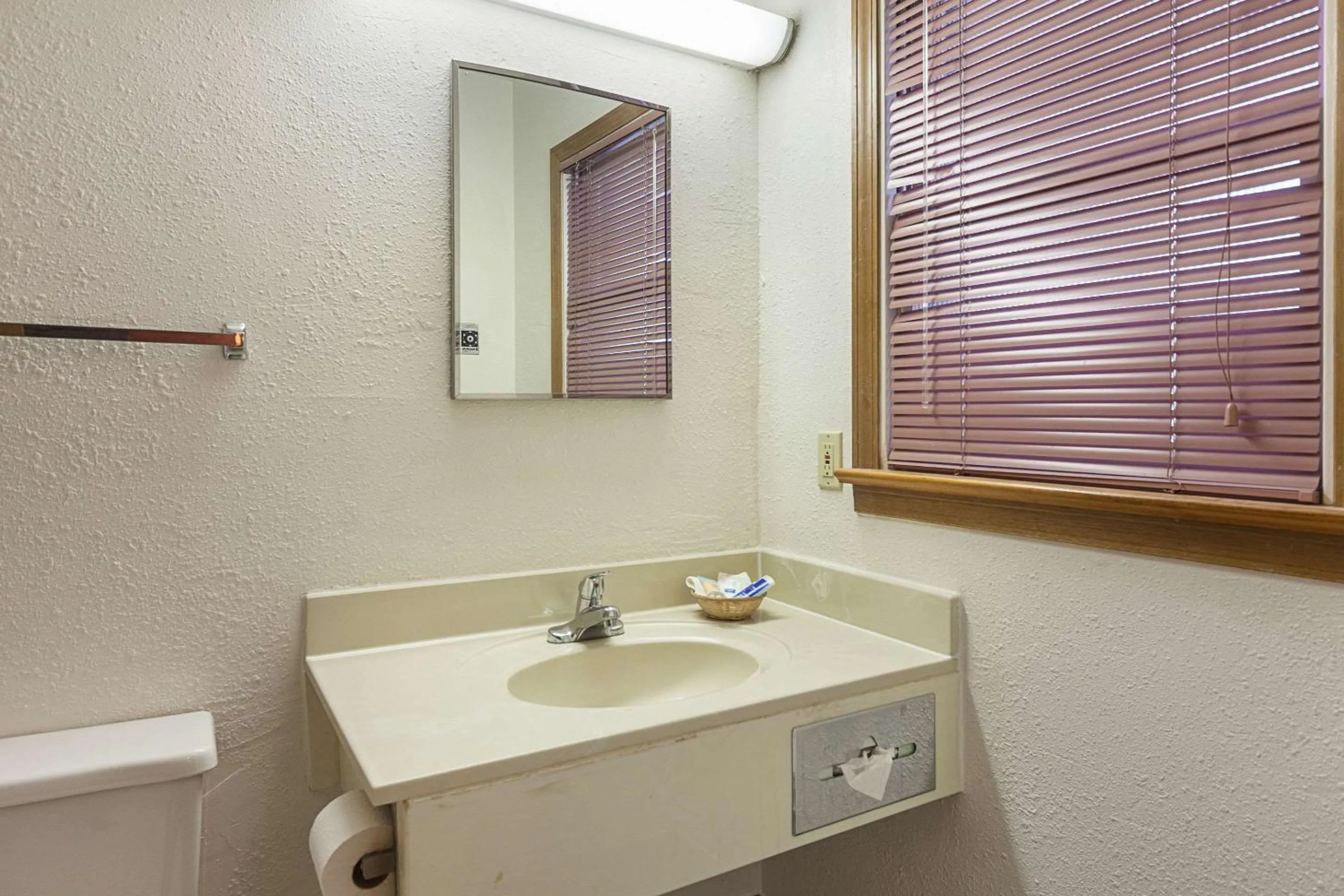 Bathroom in Rodeway Inn Wauseon