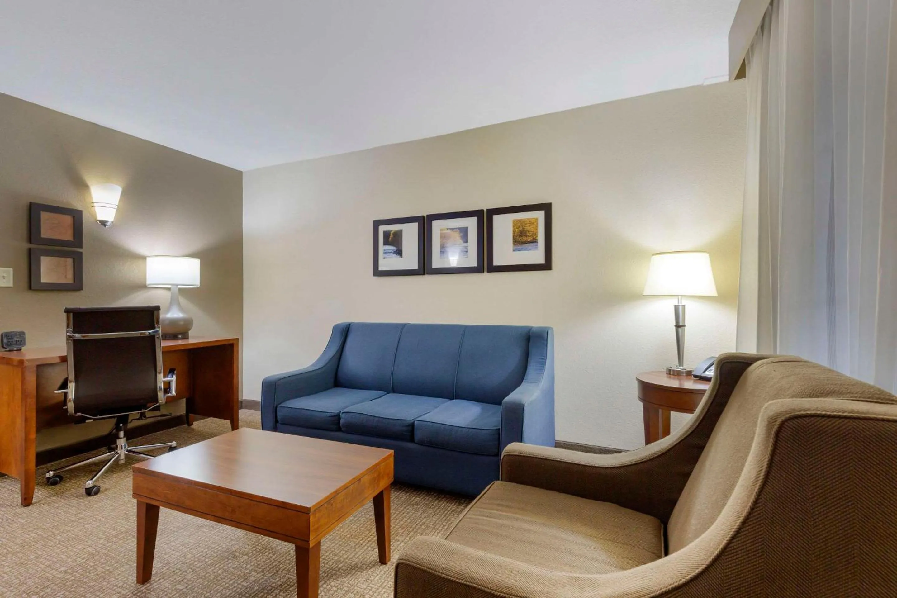 Bedroom in Comfort Suites Near Potomac Mills