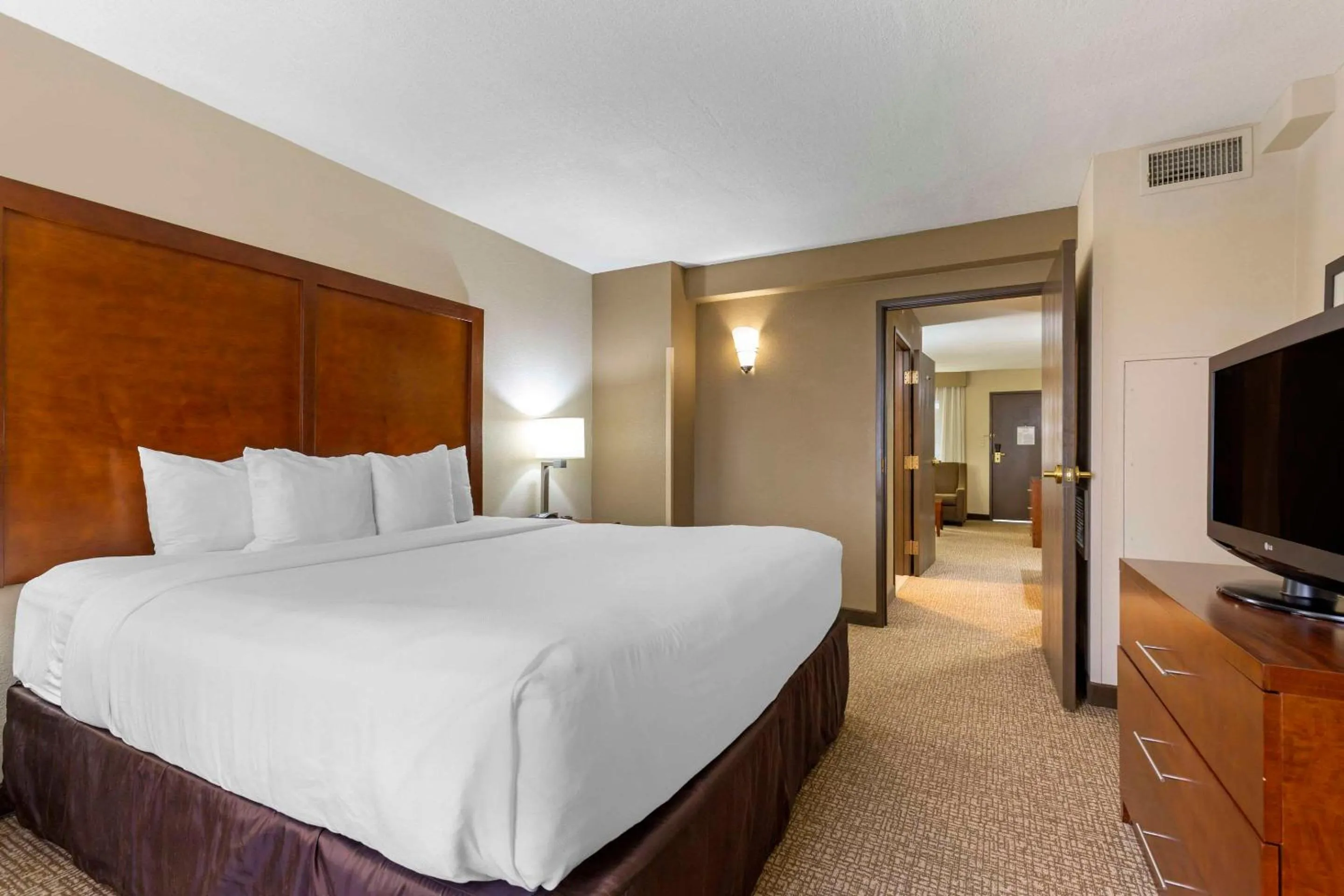 Bedroom, Bed in Comfort Suites Near Potomac Mills
