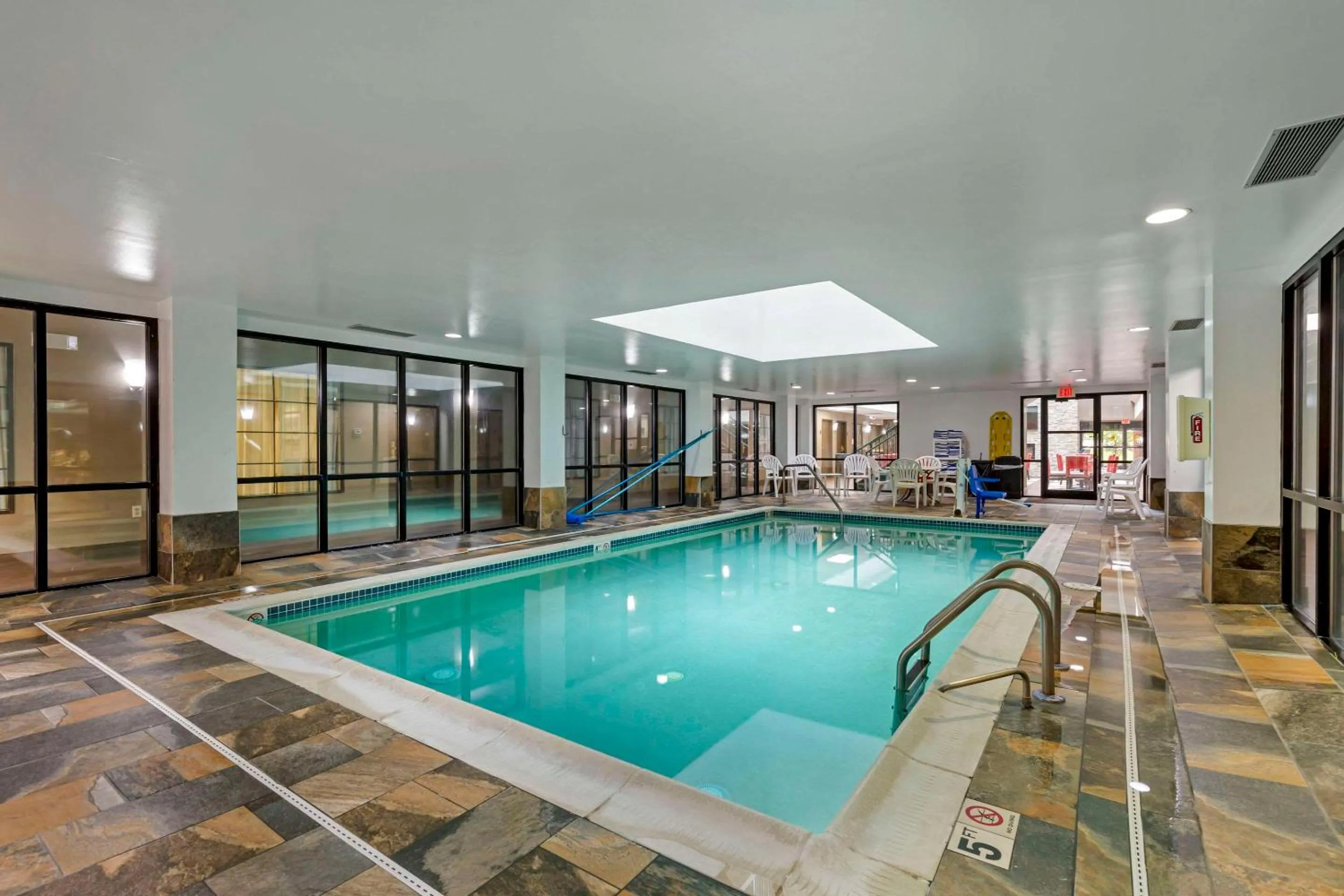 Swimming pool in Comfort Suites Near Potomac Mills