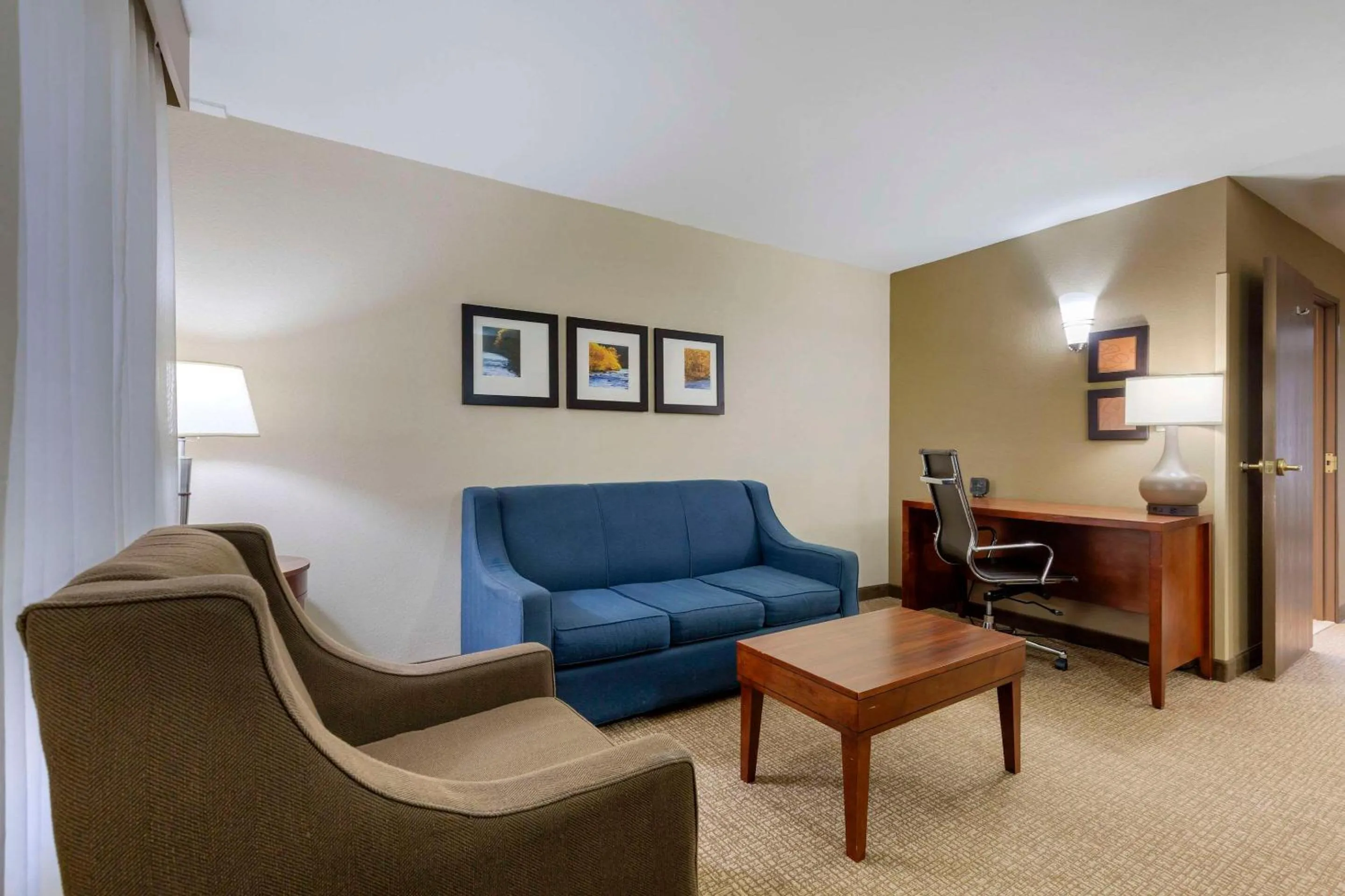 Bedroom in Comfort Suites Near Potomac Mills