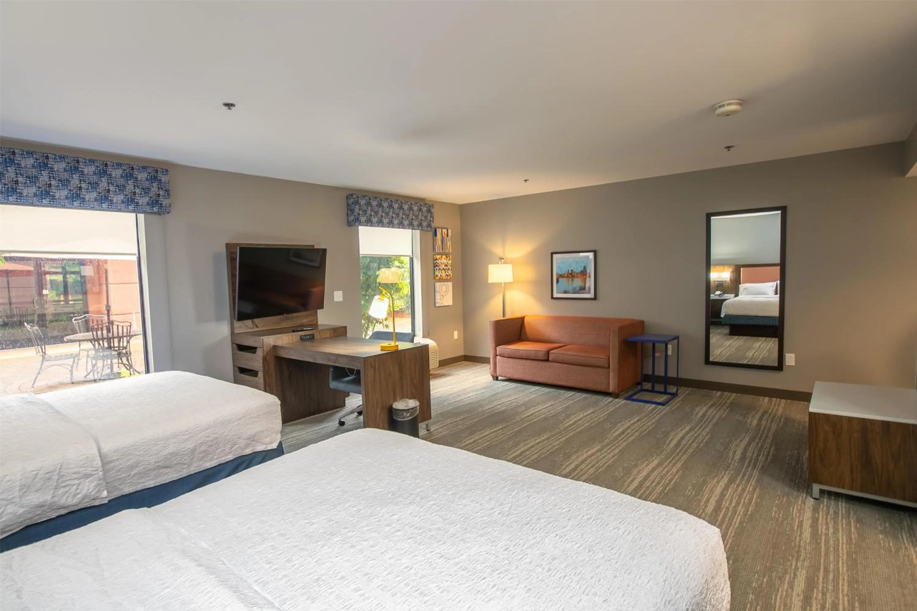 Living room, Bed in Hampton Inn & Suites Wilder