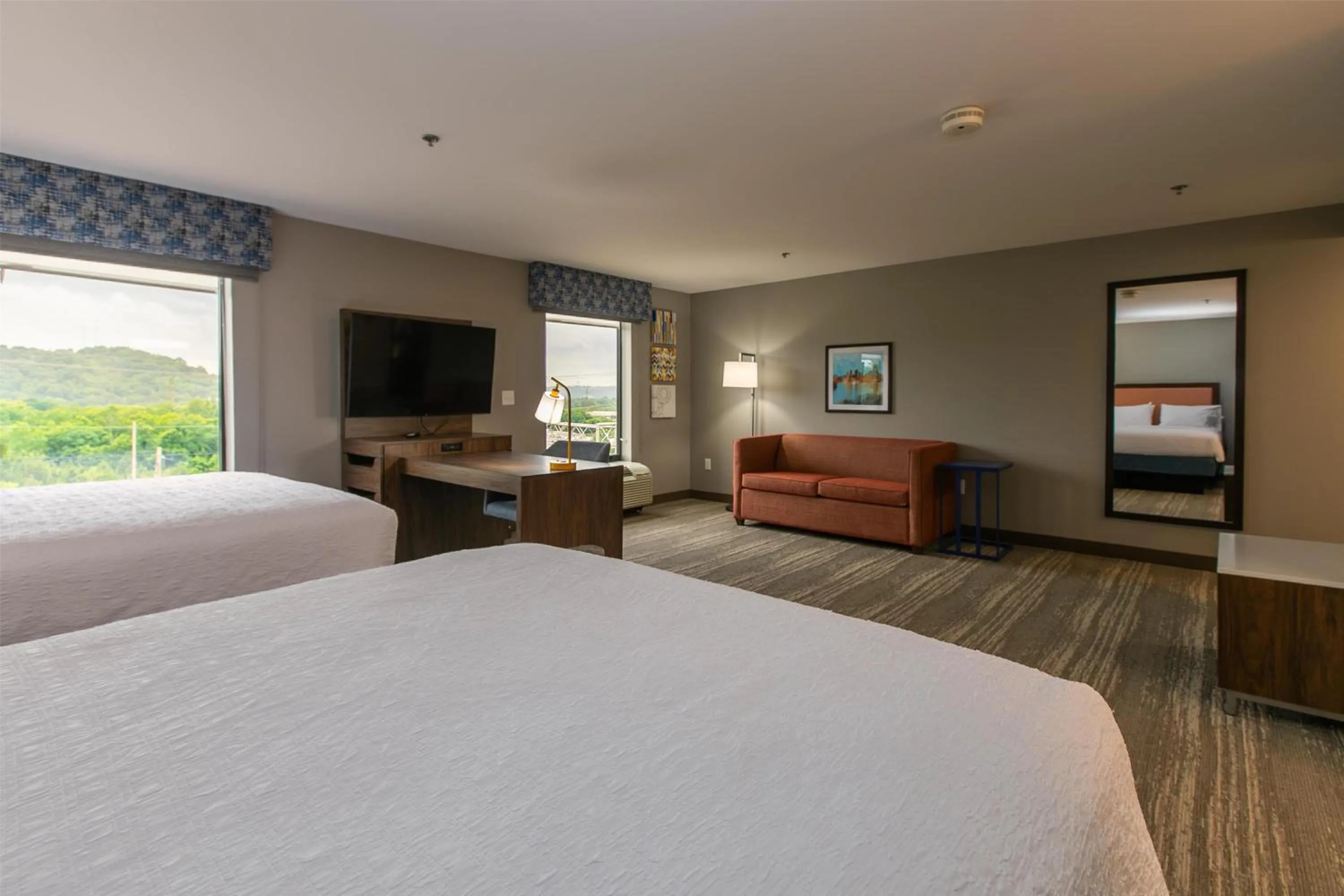 Living room, Bed in Hampton Inn & Suites Wilder