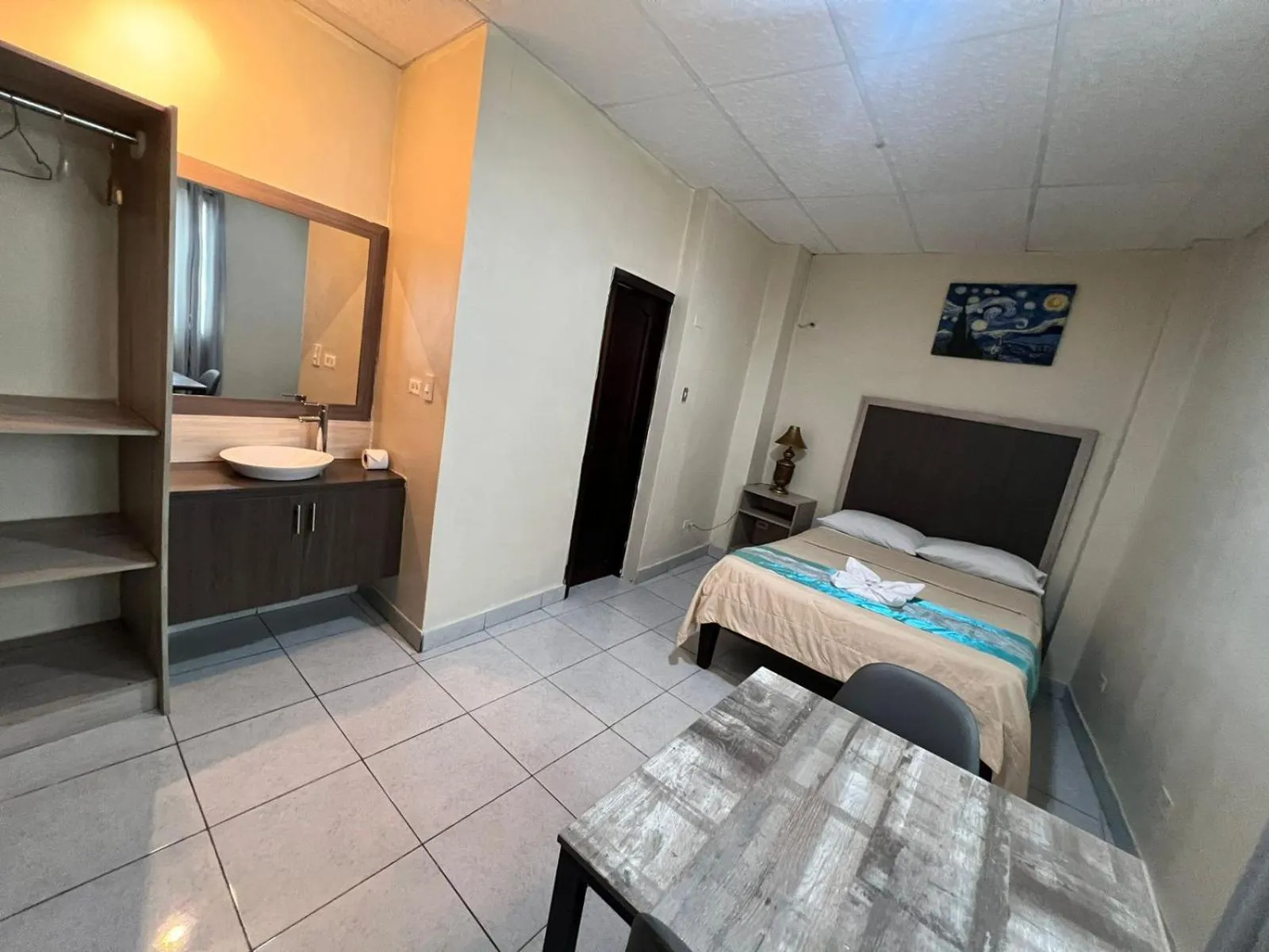 Shower, Bed in Atlantic Suites Hotel